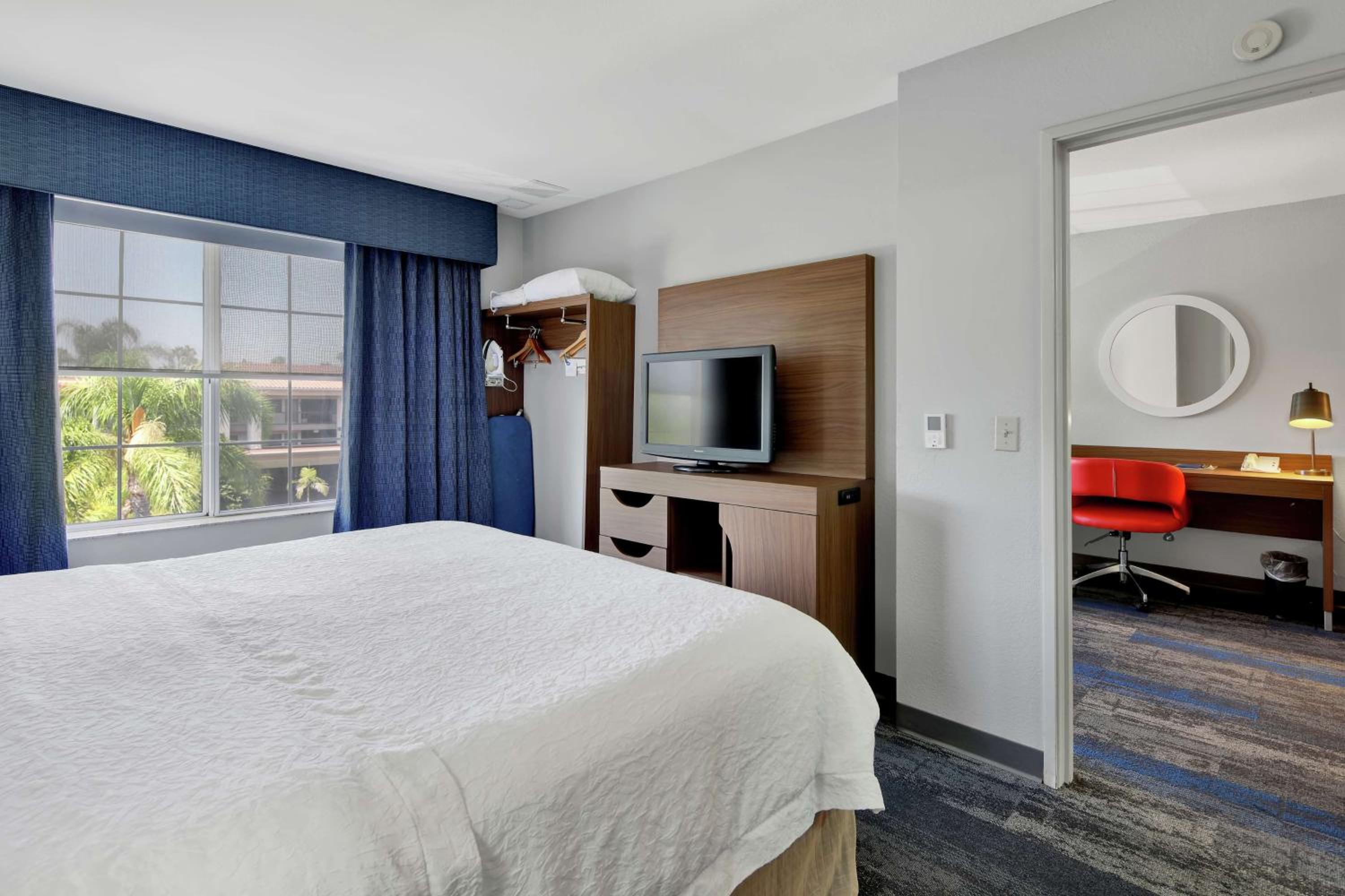King Suite - Mobility And Hearing Access/Non-Smoking