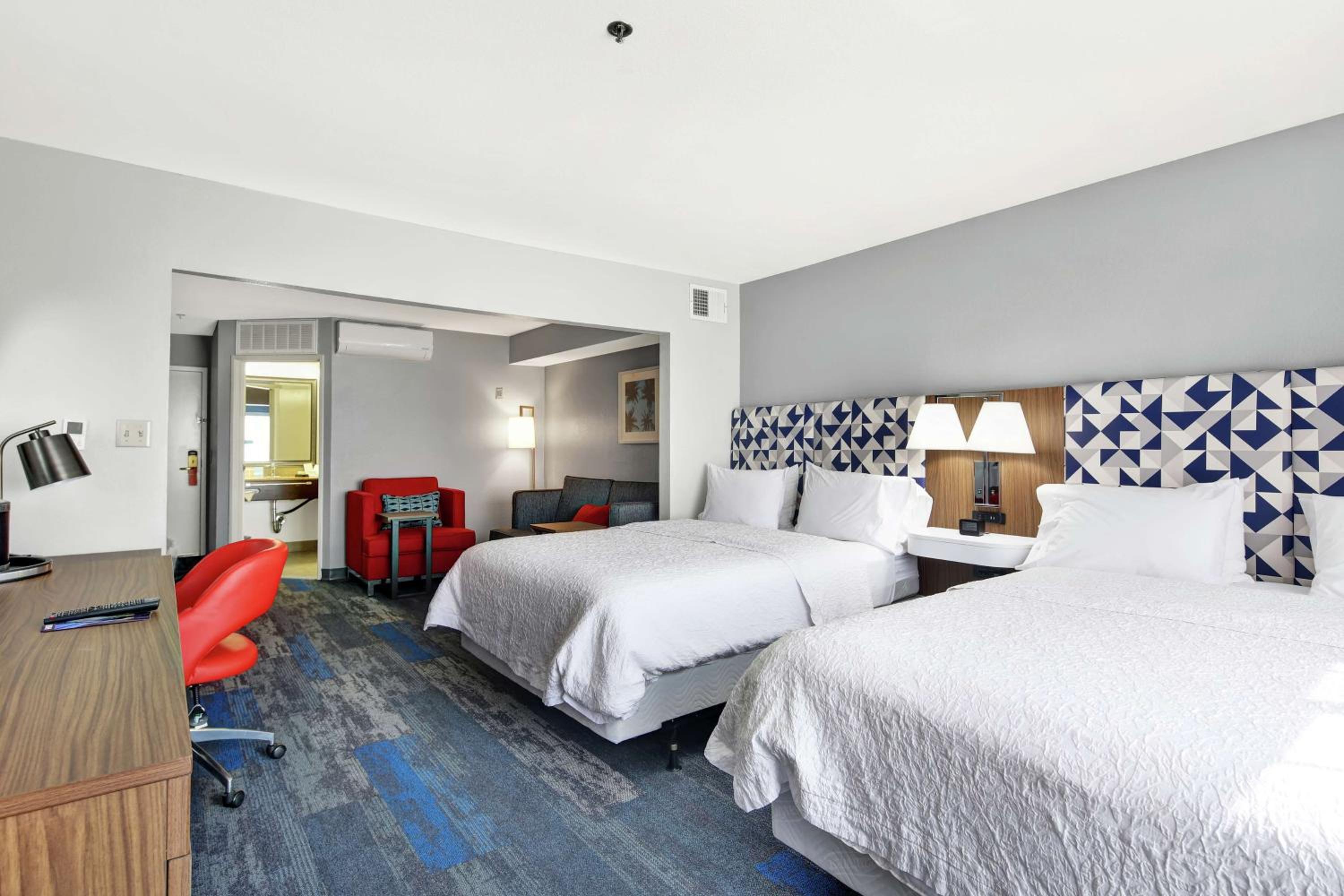 Queen Studio Suite With Two Queen Beds - Photo 4