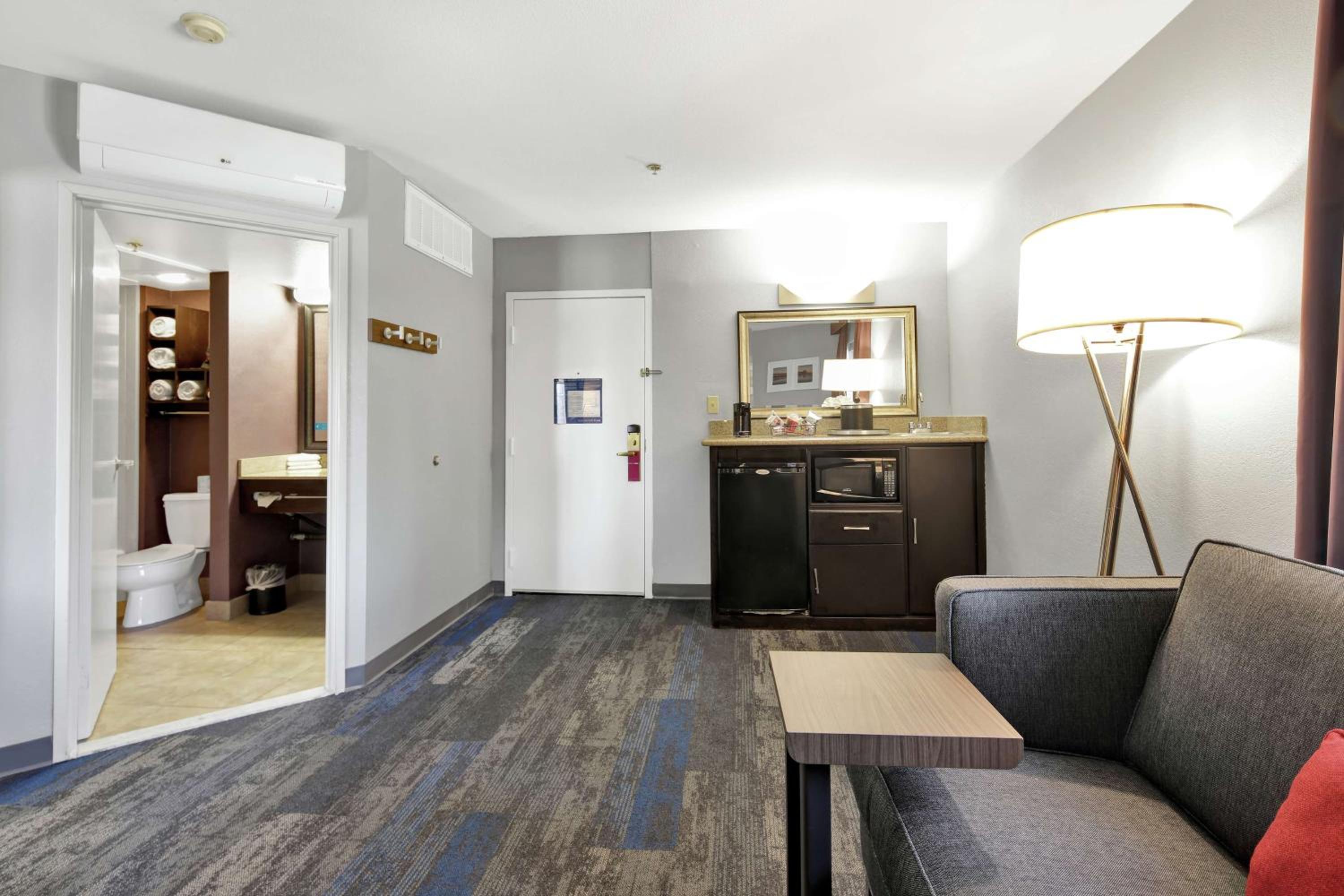 One-Bedroom King Suite - Non-Smoking - Photo 3