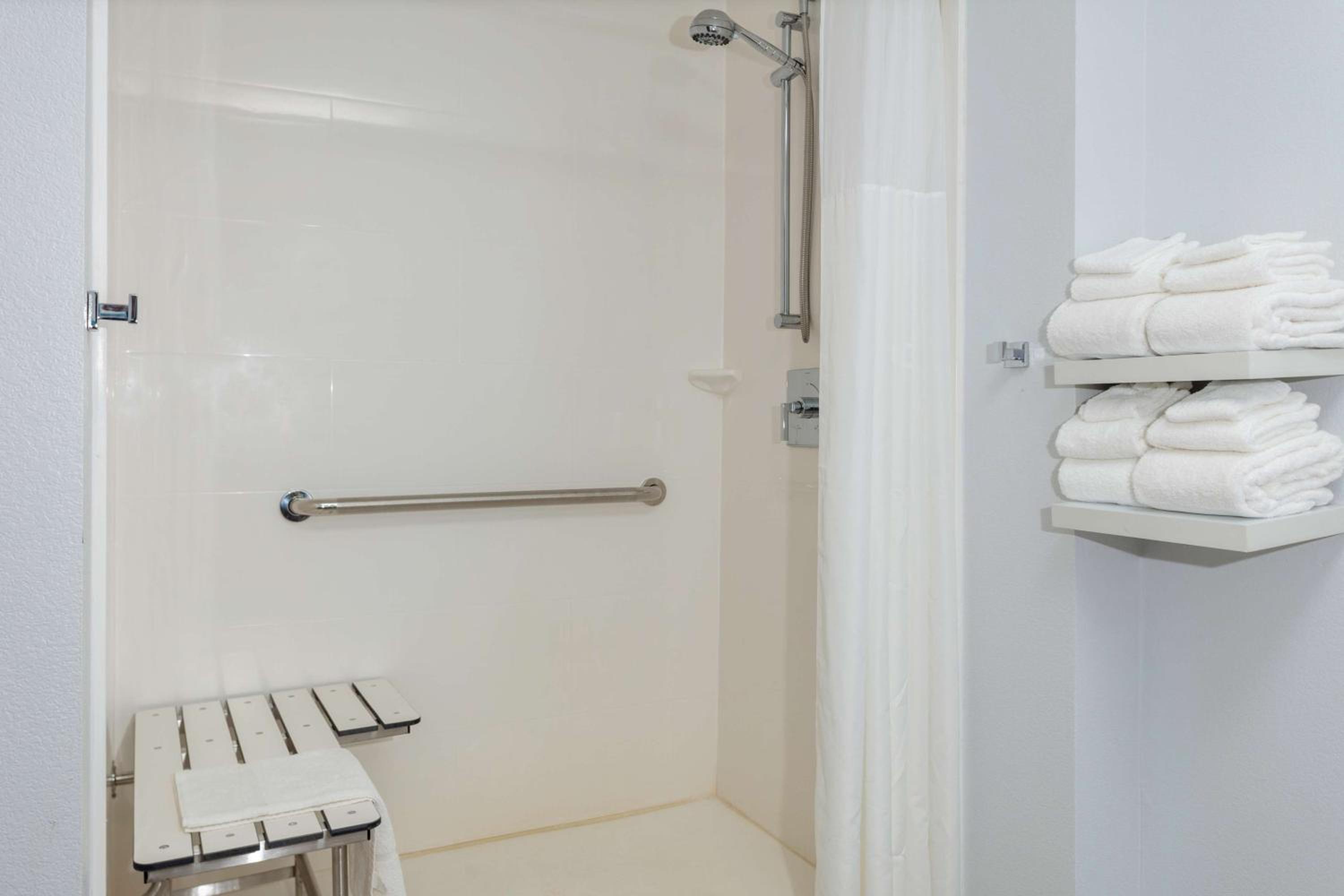 King Room with Walk-in Shower - Non-Smoking - Photo 2