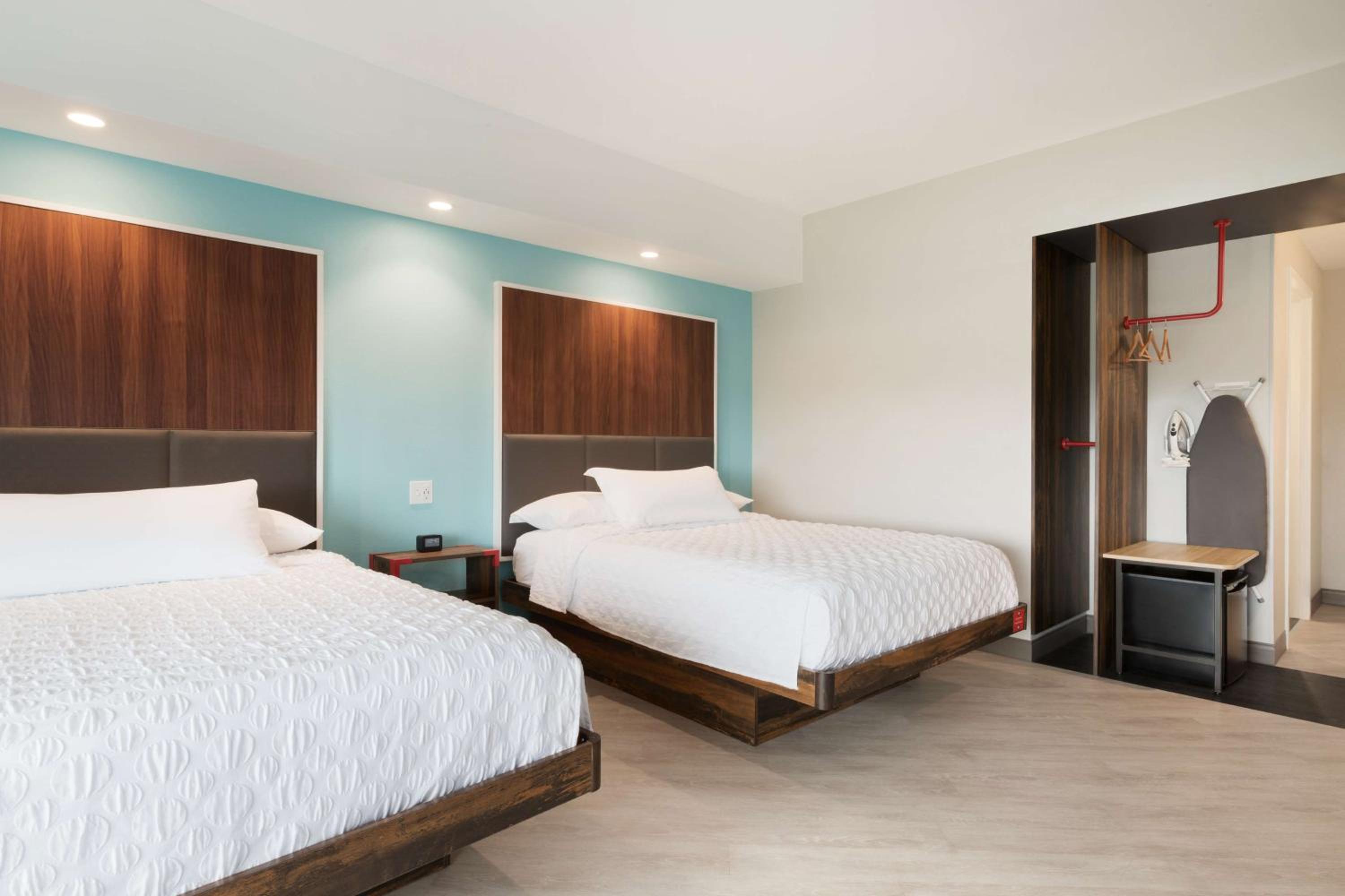 Queen Room with Two Queen Beds - Hearing Access photo 1