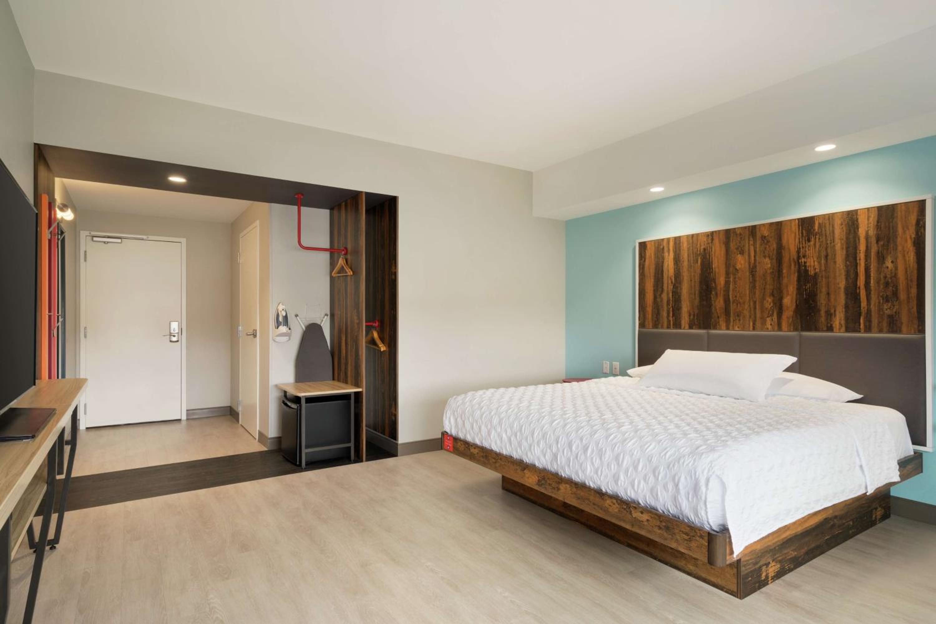 King Room with Roll-In Shower - Mobility Access photo 1