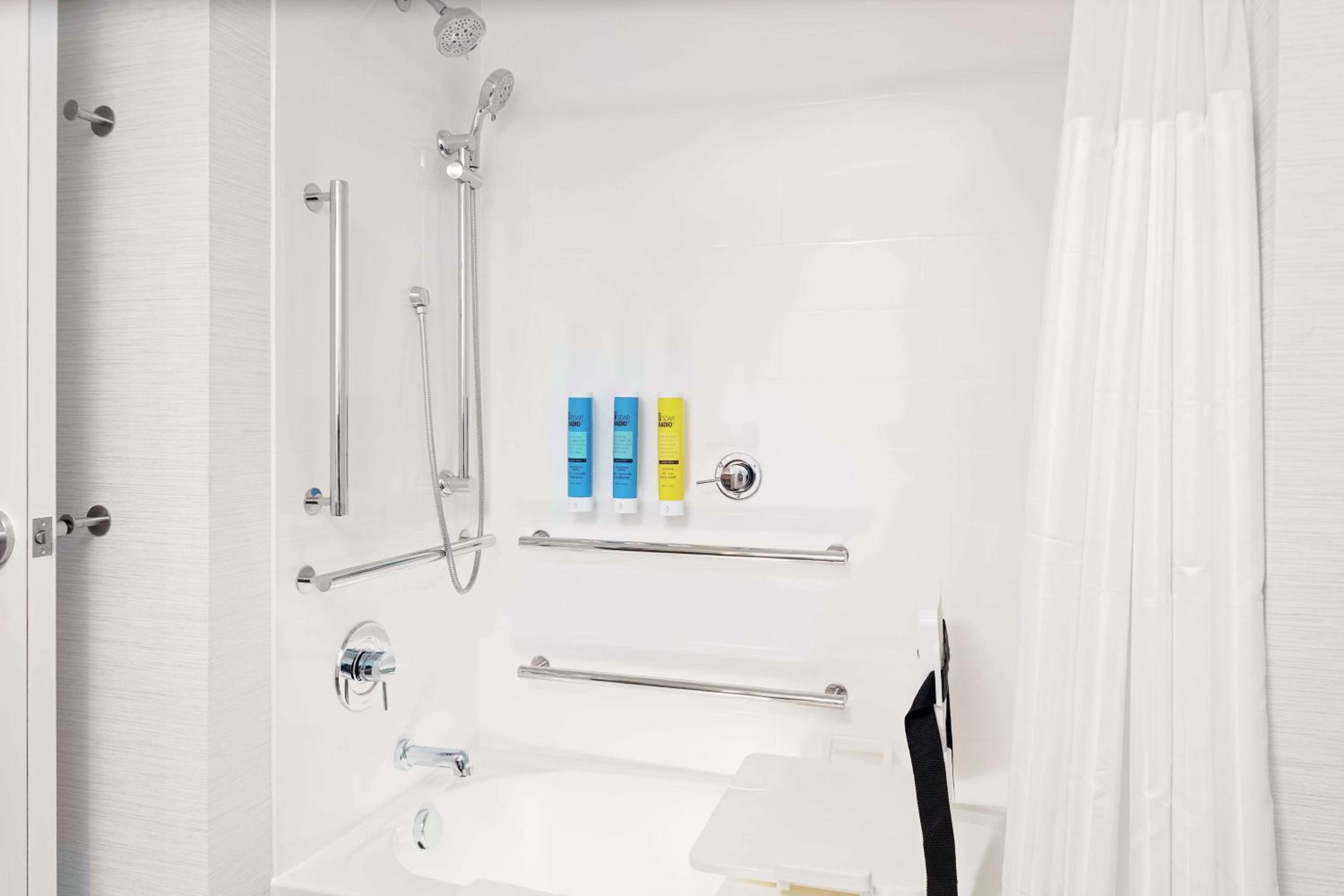 King Room with Accessible Tub - Mobility and Hearing Access - Photo 3
