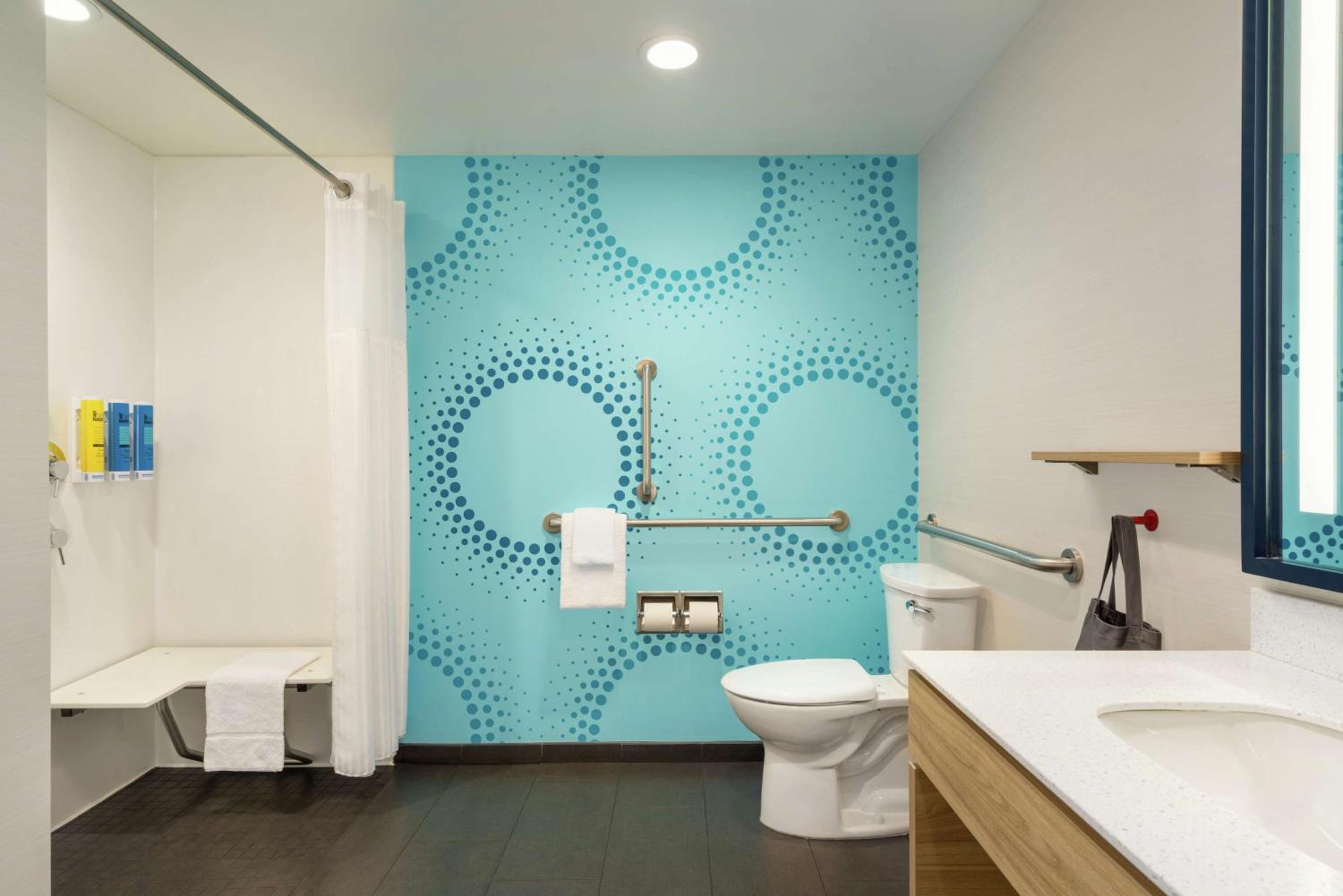 Queen Room with Two Queen Beds and Roll-In Shower - Mobility Access/Non-Smoking photo 2