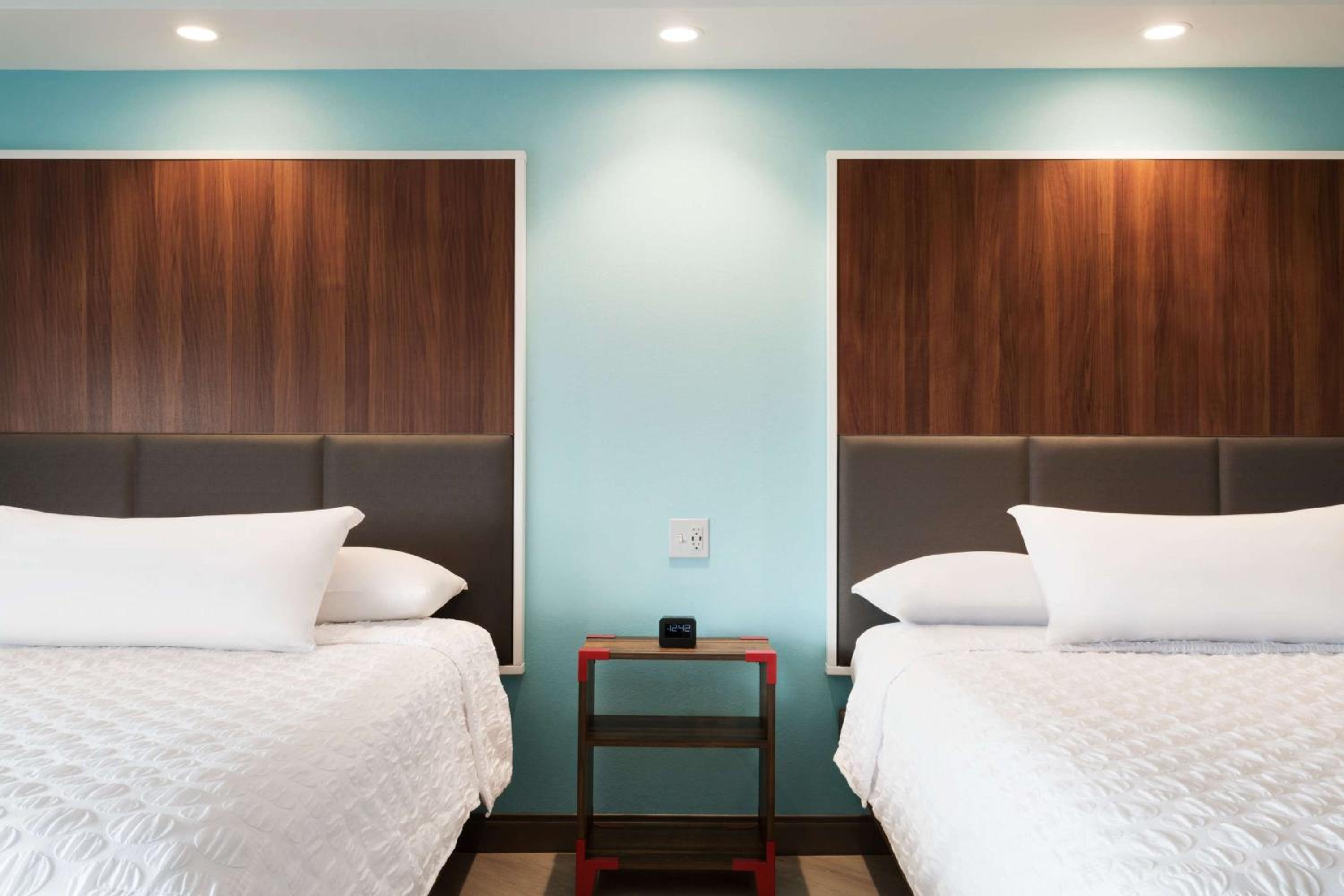 Queen Room with Two Queen Beds photo 3