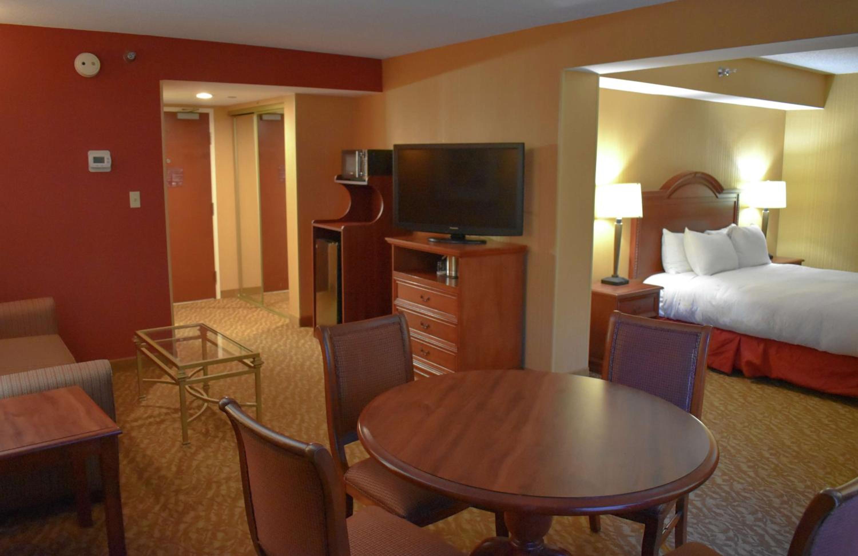 Junior Queen Suite - Non-Smoking - Photo 1