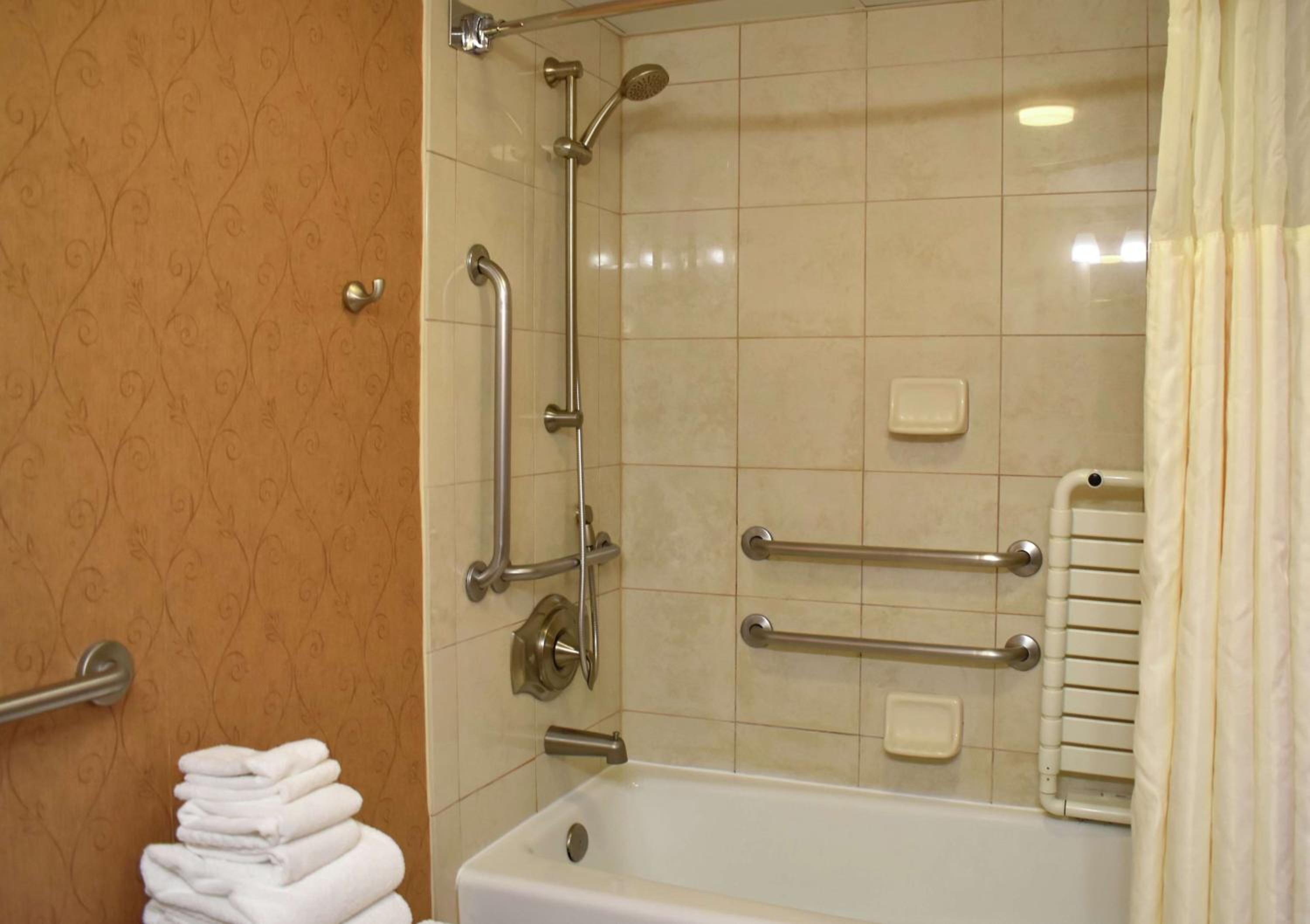 One-Bedroom King Suite with Accessible Tub - Mobility Access/Non-Smoking - Photo 4