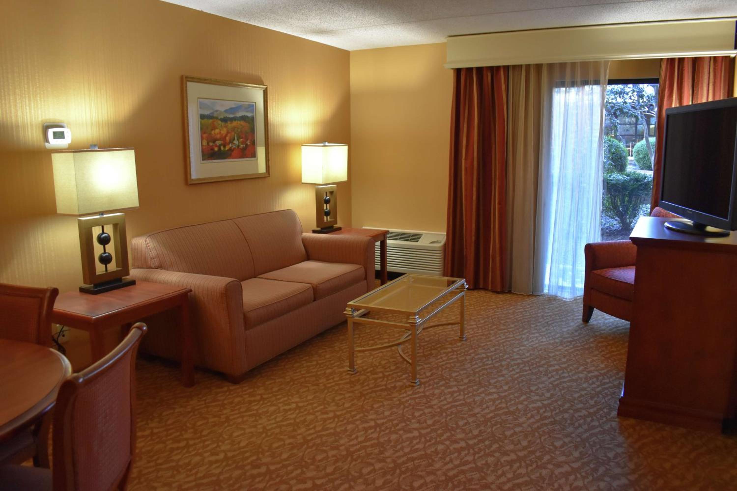 One-Bedroom King Suite with Accessible Tub - Mobility Access/Non-Smoking - Photo 3