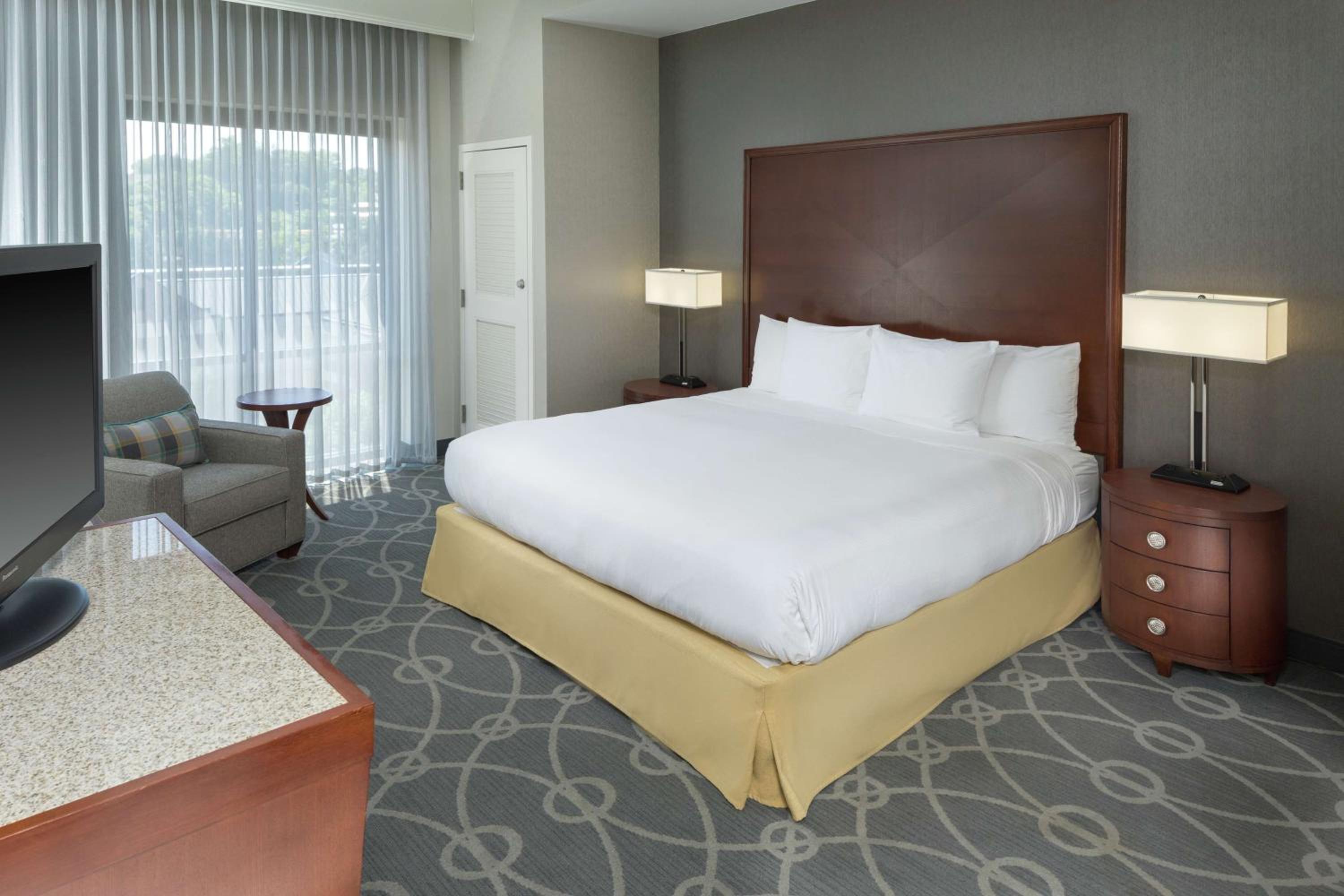 Premium King Room - Non-Smoking - Photo 5