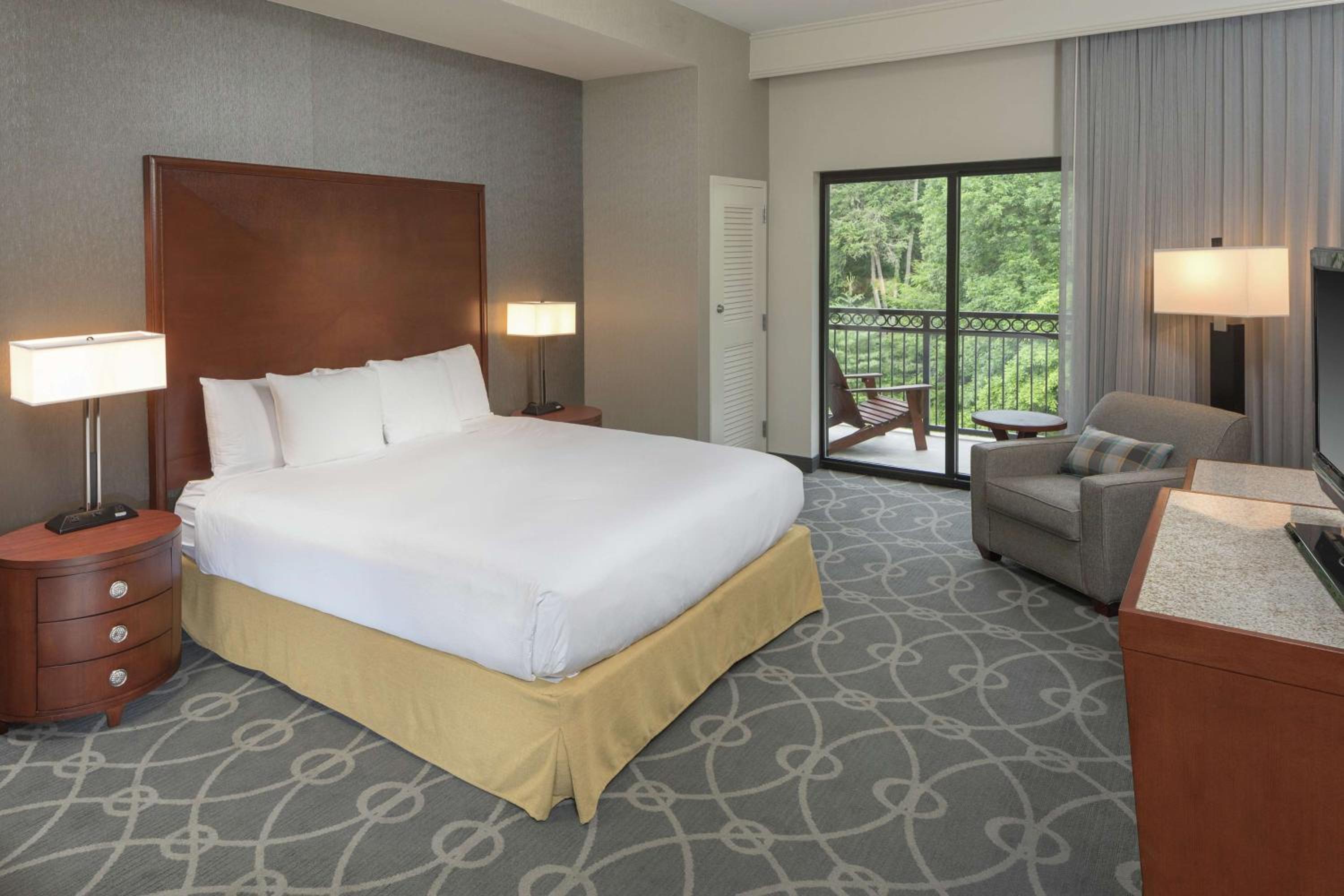 Premium King Room with Balcony - Non-Smoking - Photo 2