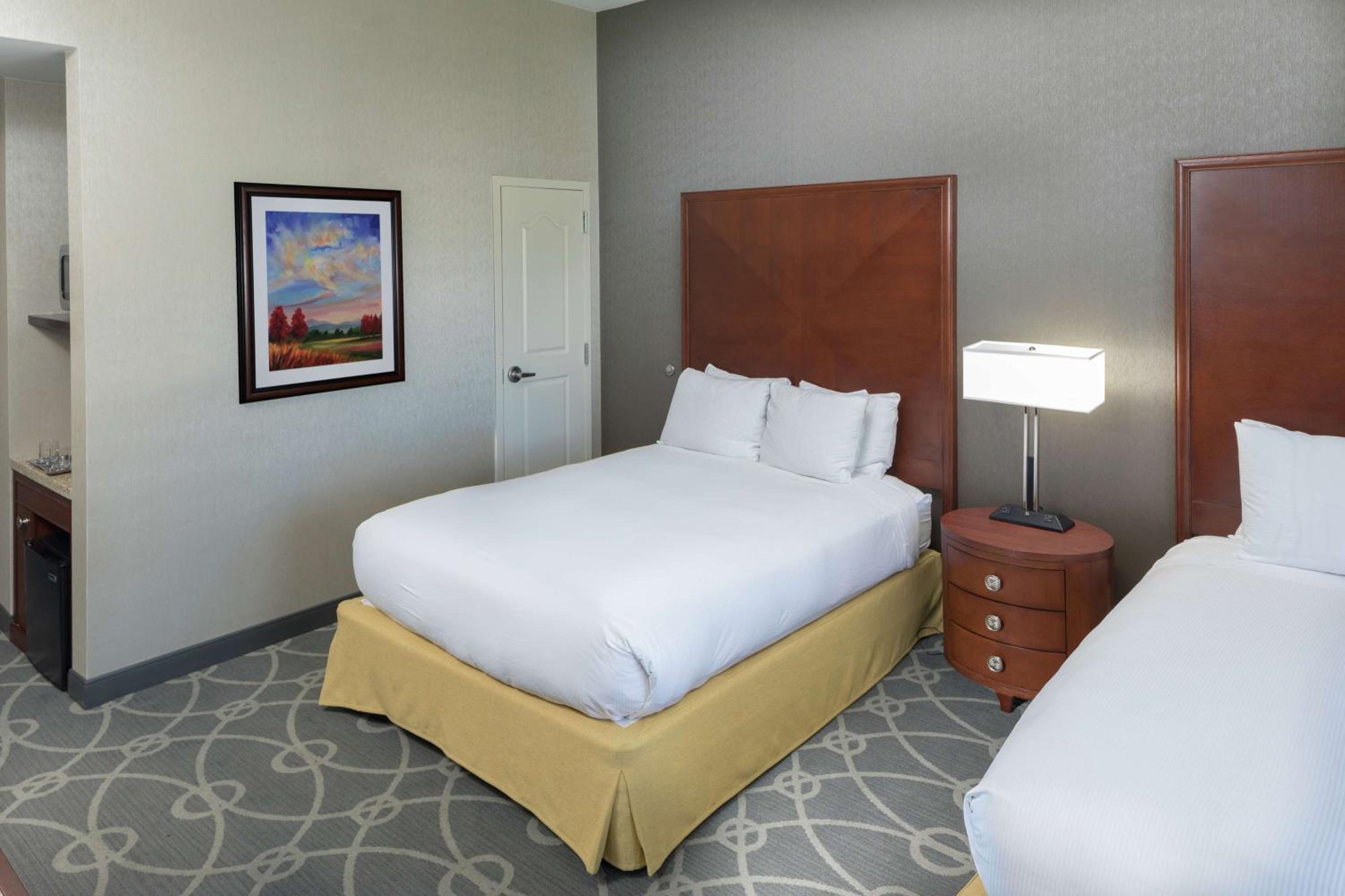 Premium Queen Room with Two Queen Beds - Non-Smoking - Photo 2