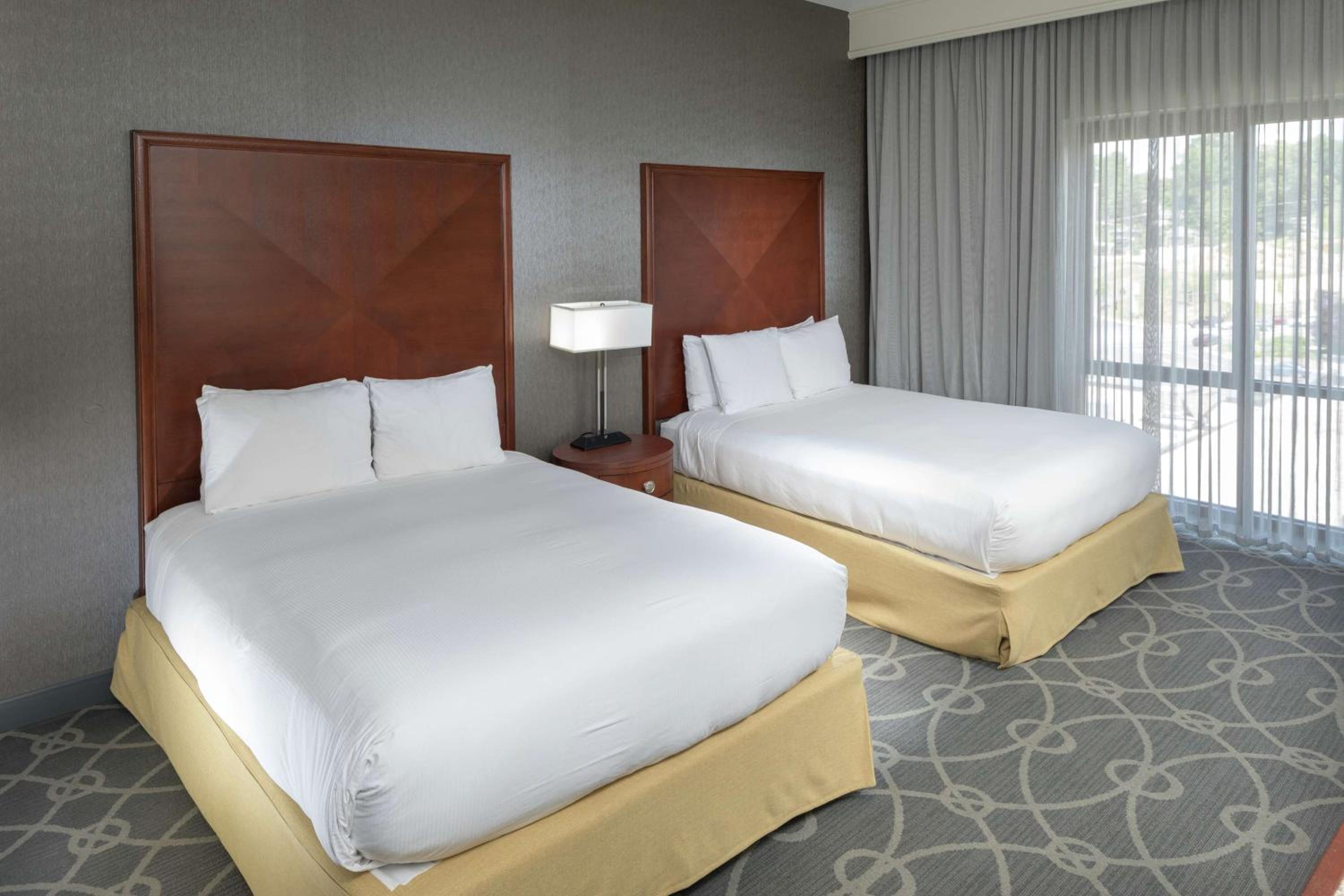 Premium Queen Room with Two Queen Beds - Non-Smoking - Photo 3