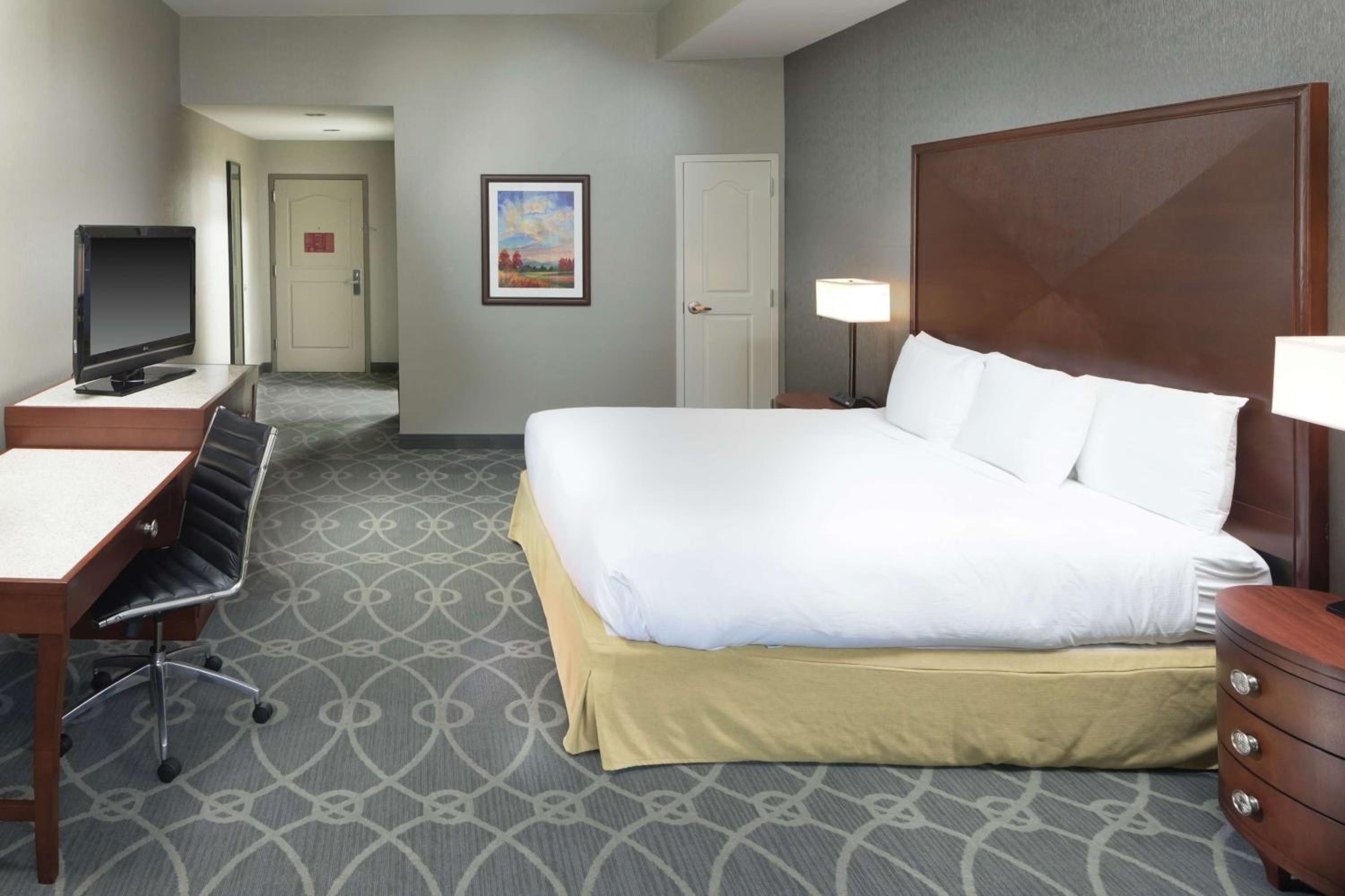 Premium King Room with Balcony - Non-Smoking - Photo 3