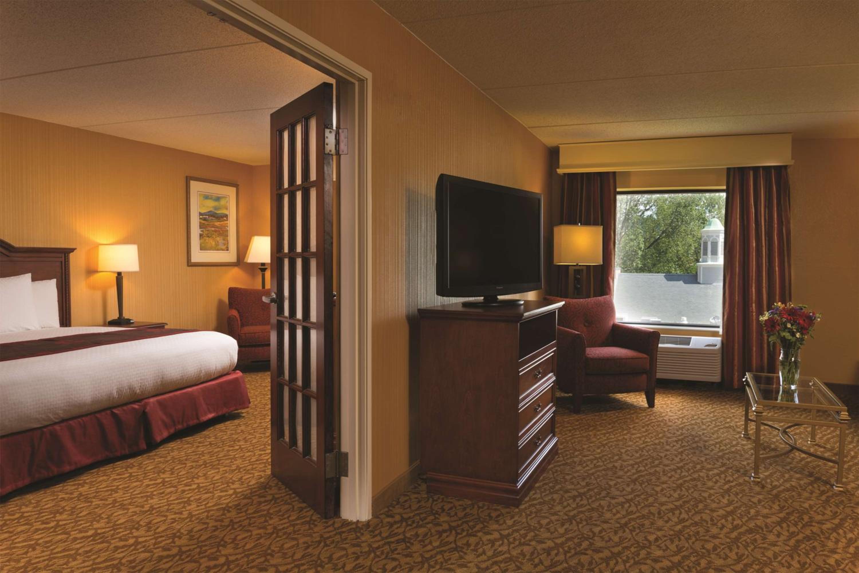 Premium King Room with Balcony - Non-Smoking - Photo 1