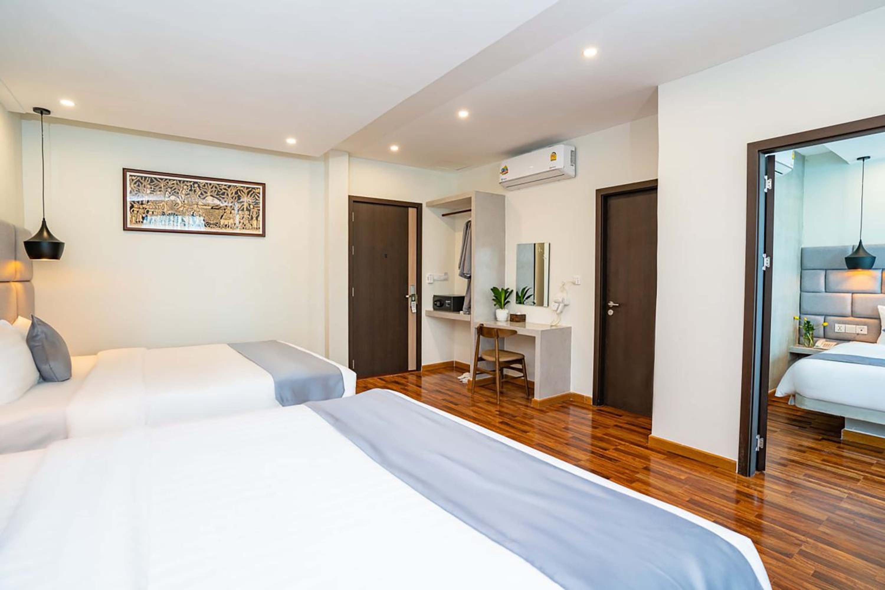 Family Two Bedroom - Photo 11