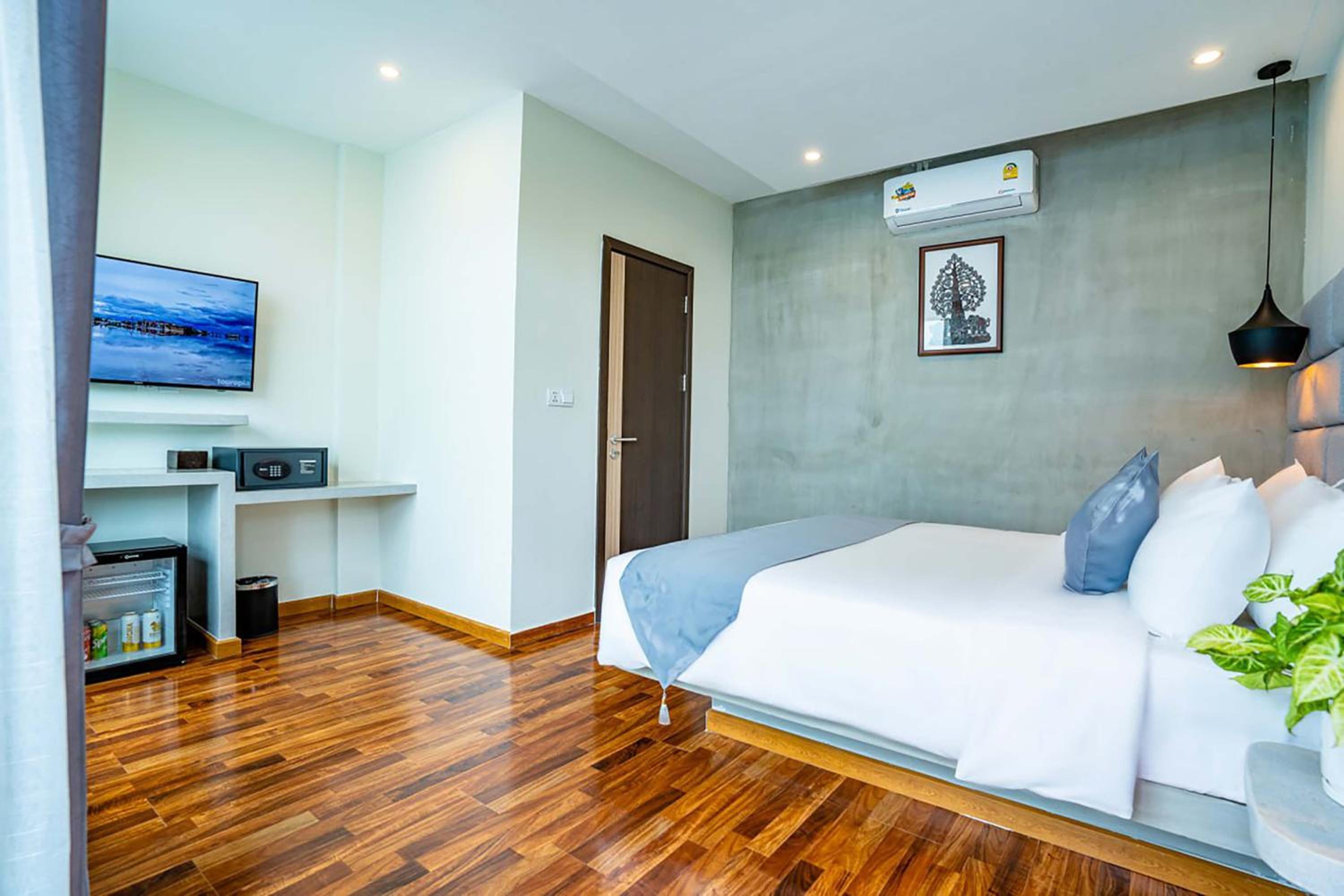  Family Suite with Connecting Room - Photo 14