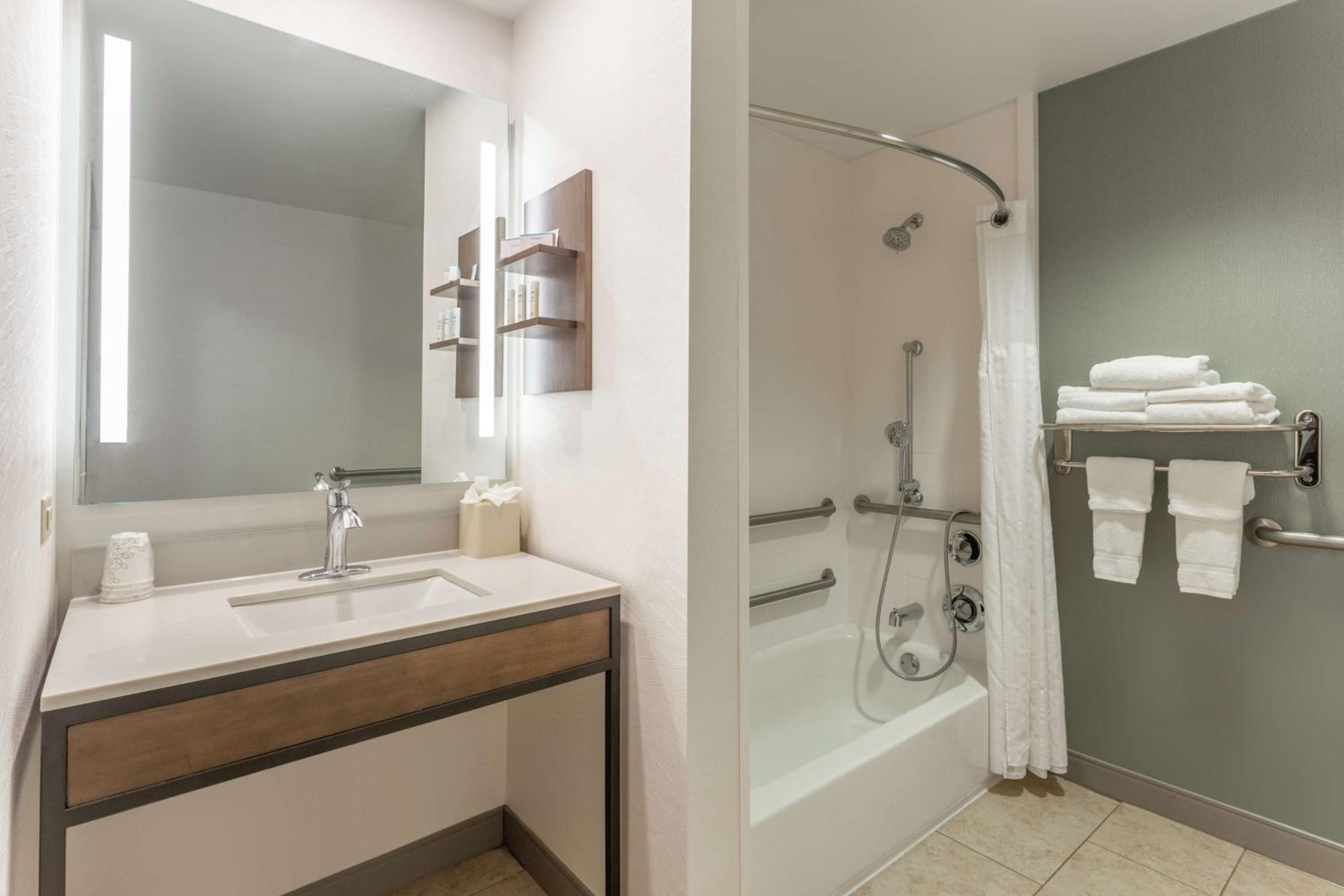 Queen Room with Two Queen Beds - Mobility Access - Photo 2
