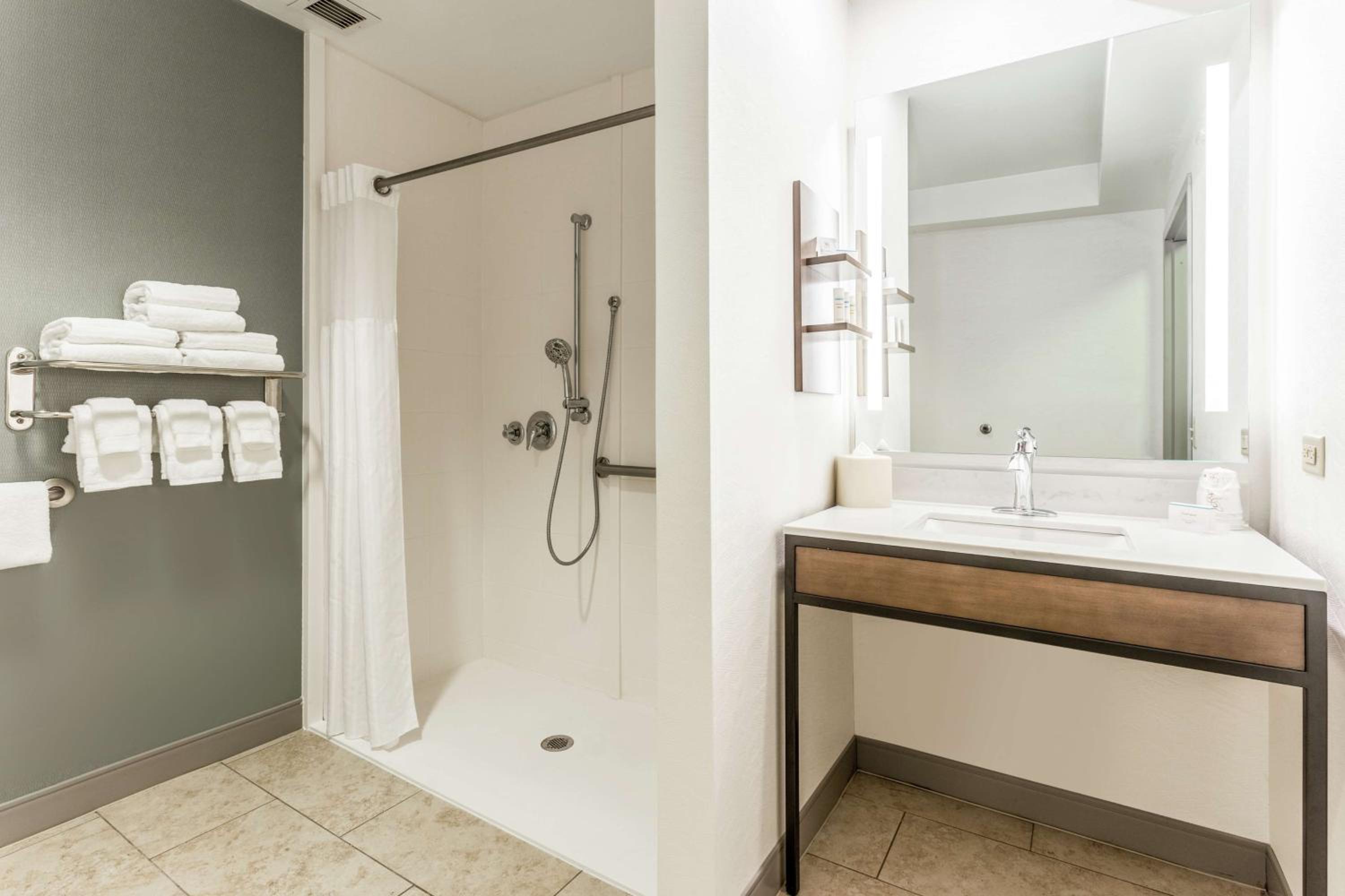 One-Bedroom King Suite with Roll-in Shower - Mobility Accessible - Photo 2