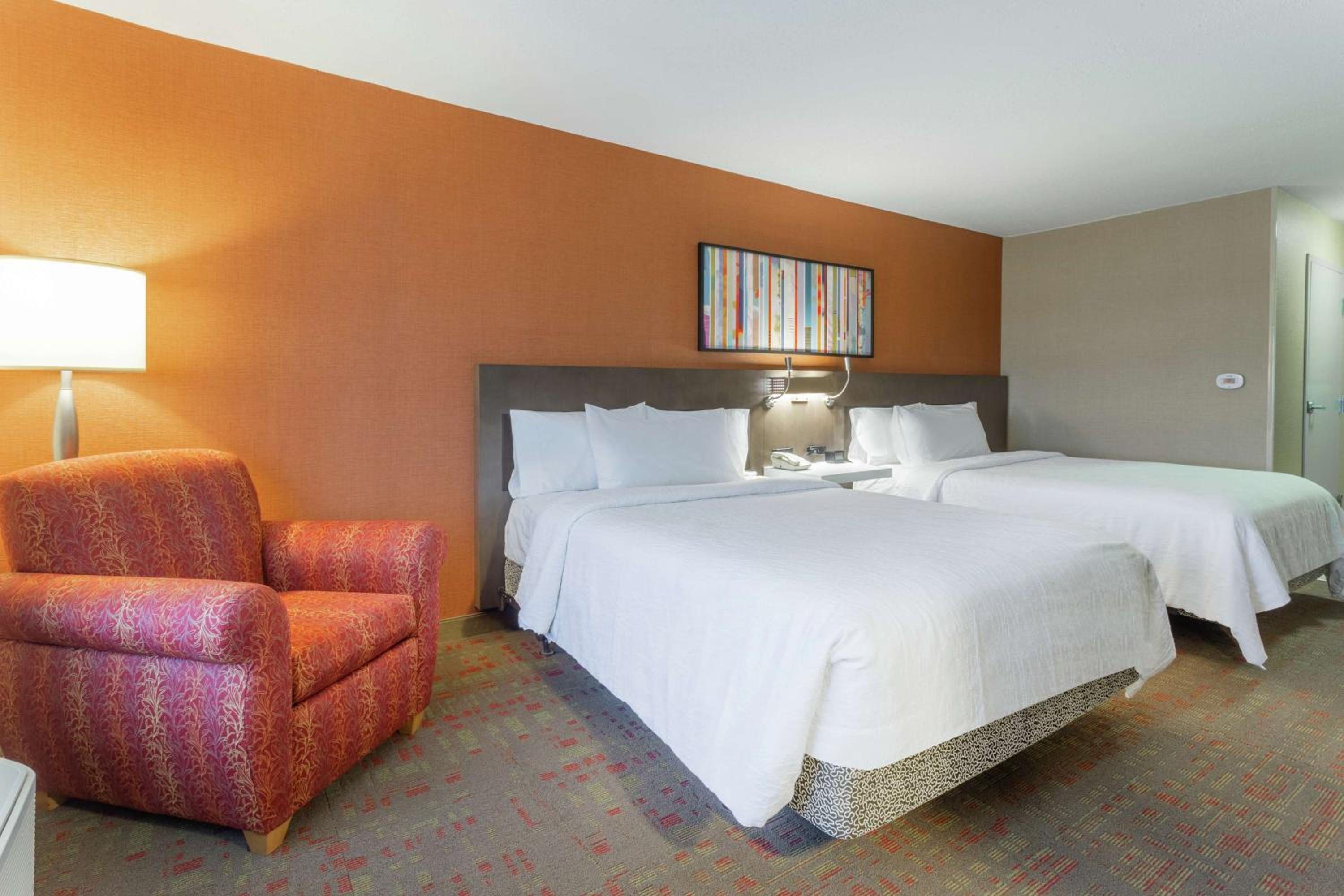 Queen Room with Two Queen Beds - Photo 4