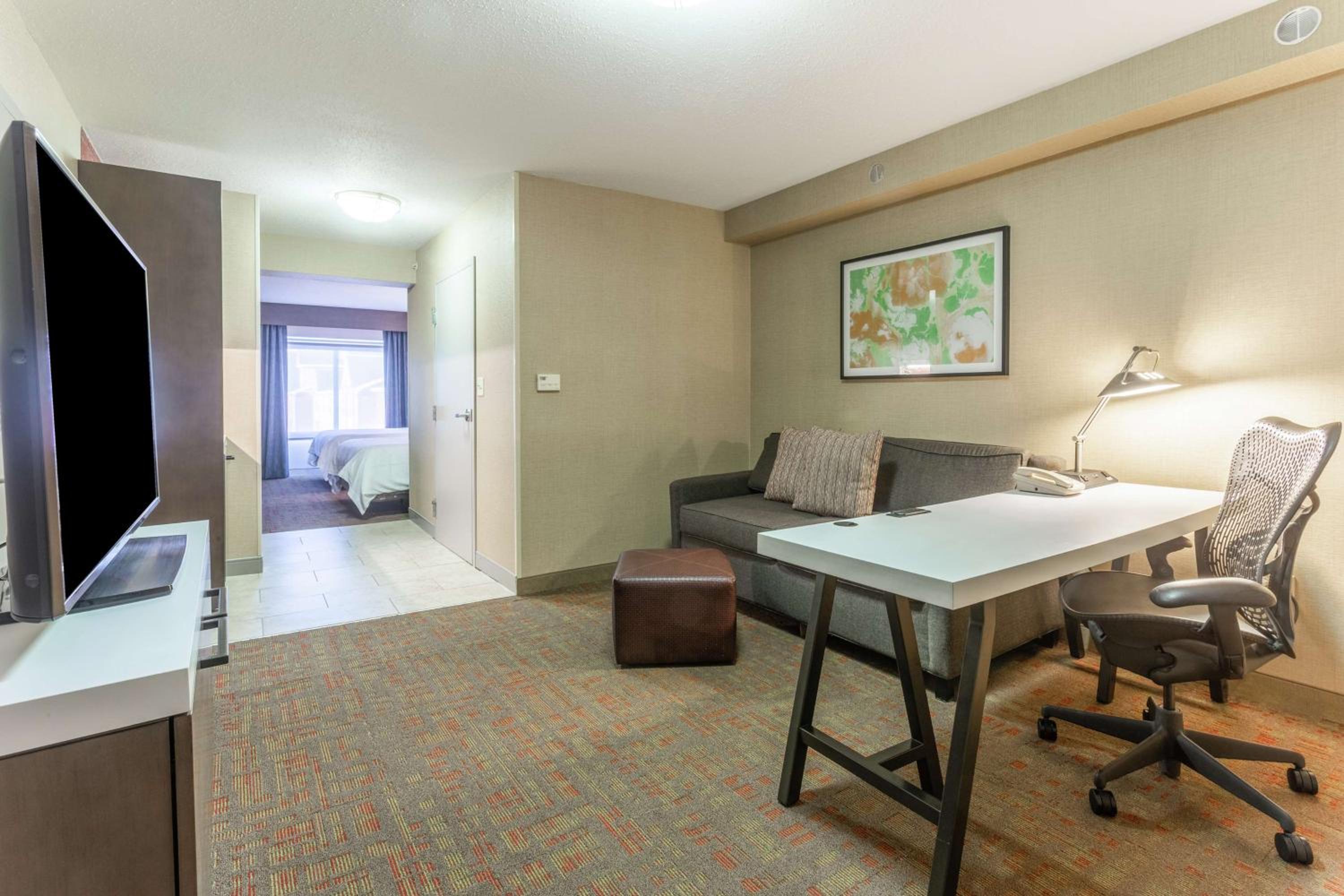 One-Bedroom King Suite with Sofa Bed - Photo 3