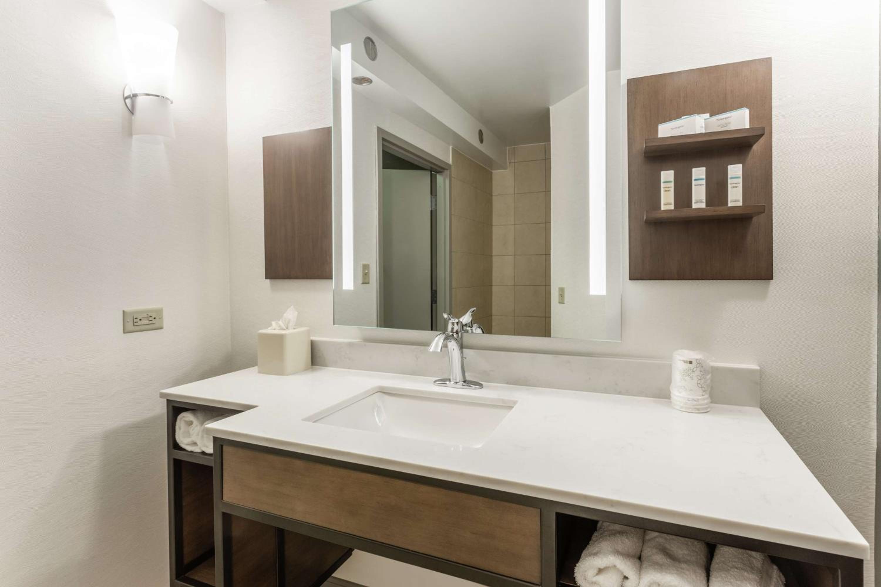 Deluxe King Room - Photo 2
