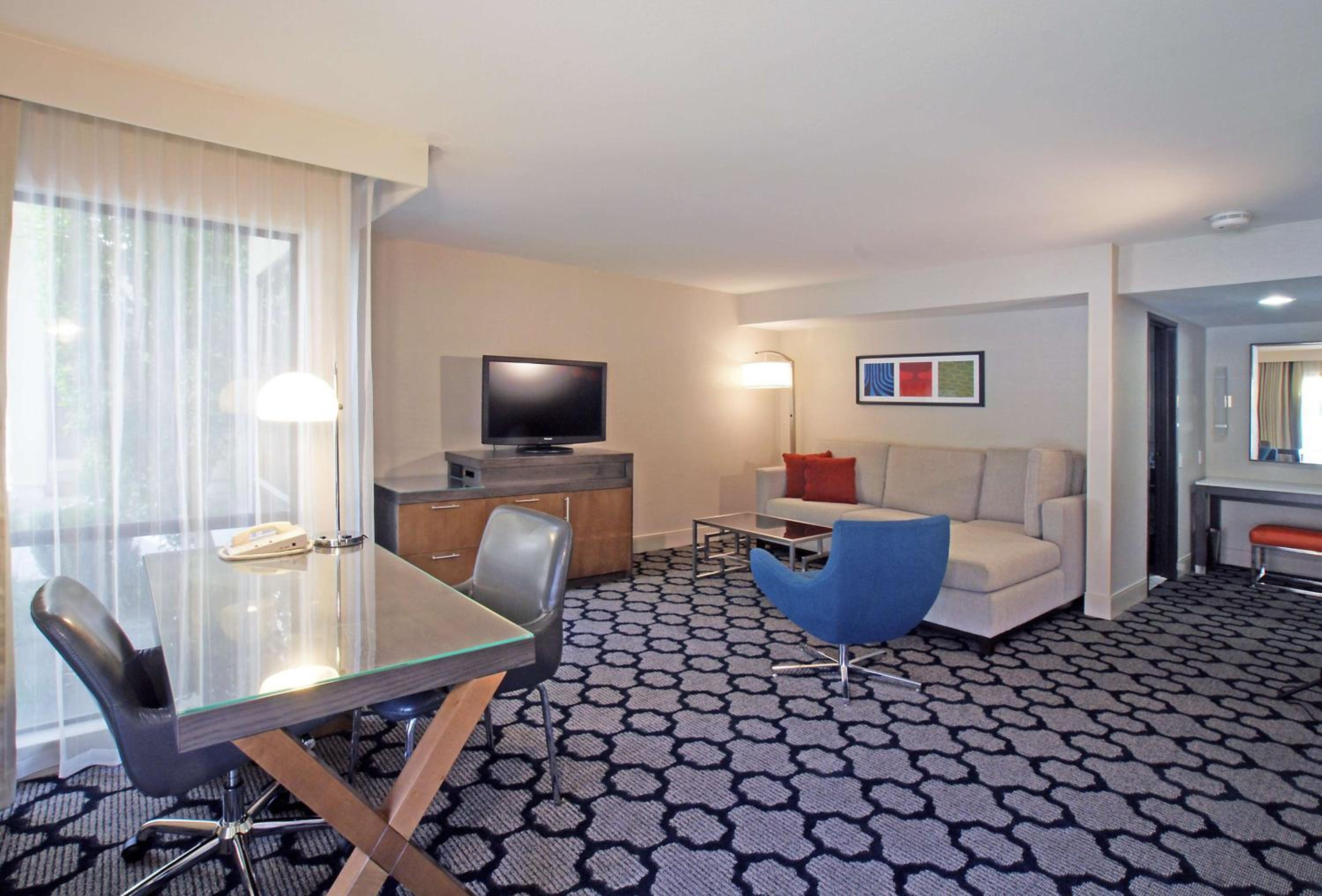 King Room - Pool Side (No Resort Fees)