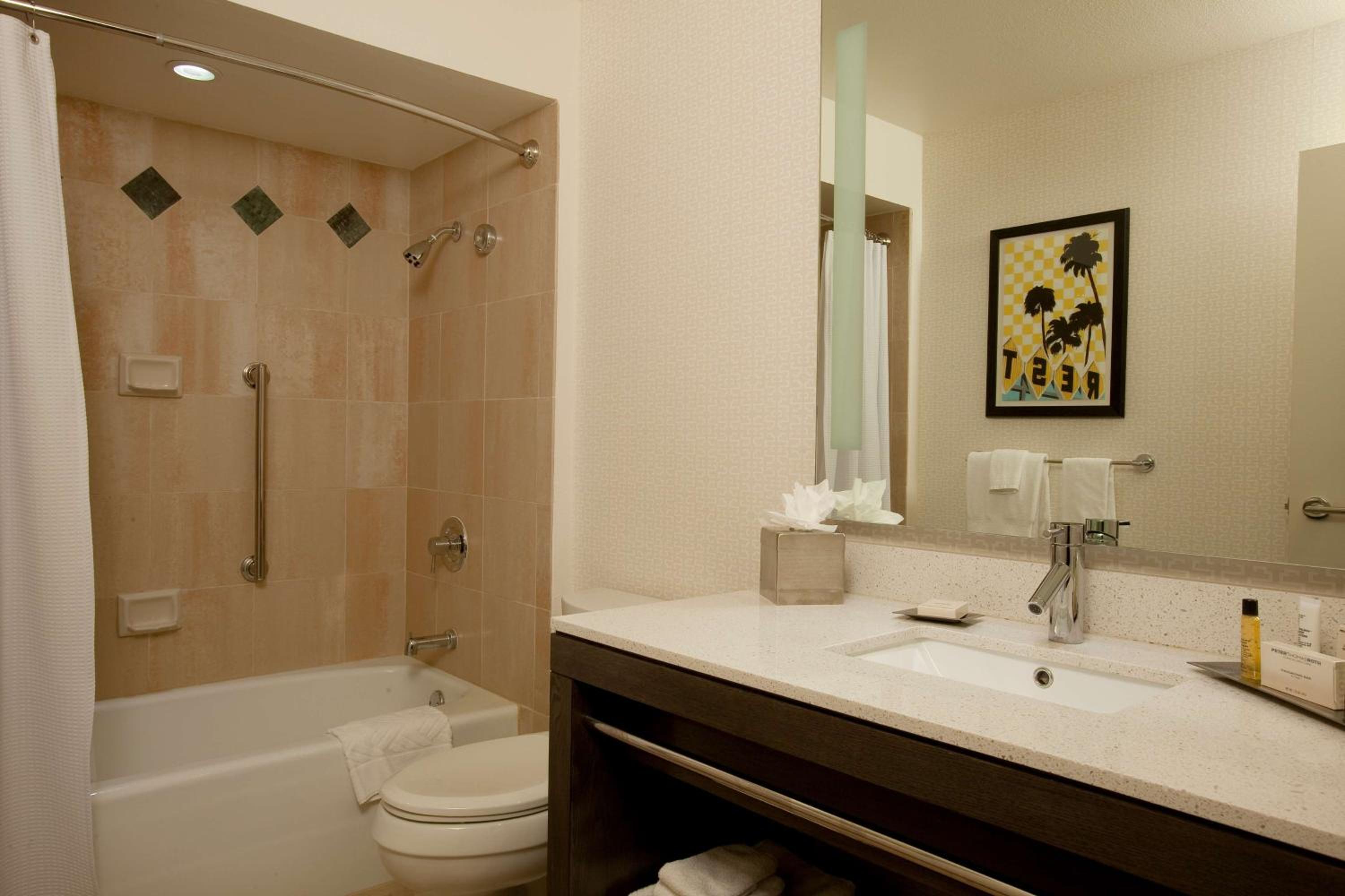King Room - Pool Side (No Resort Fees)