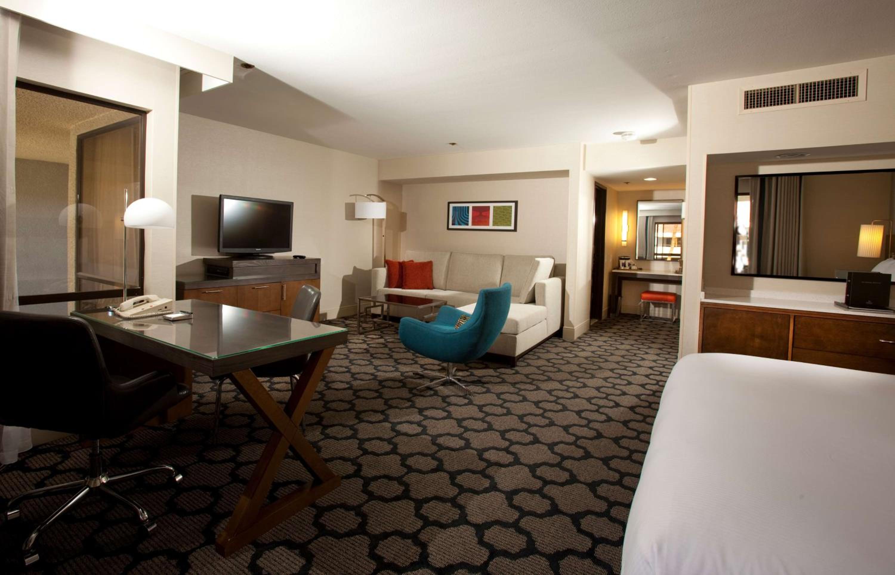 King Room - Pool Side (No Resort Fees)