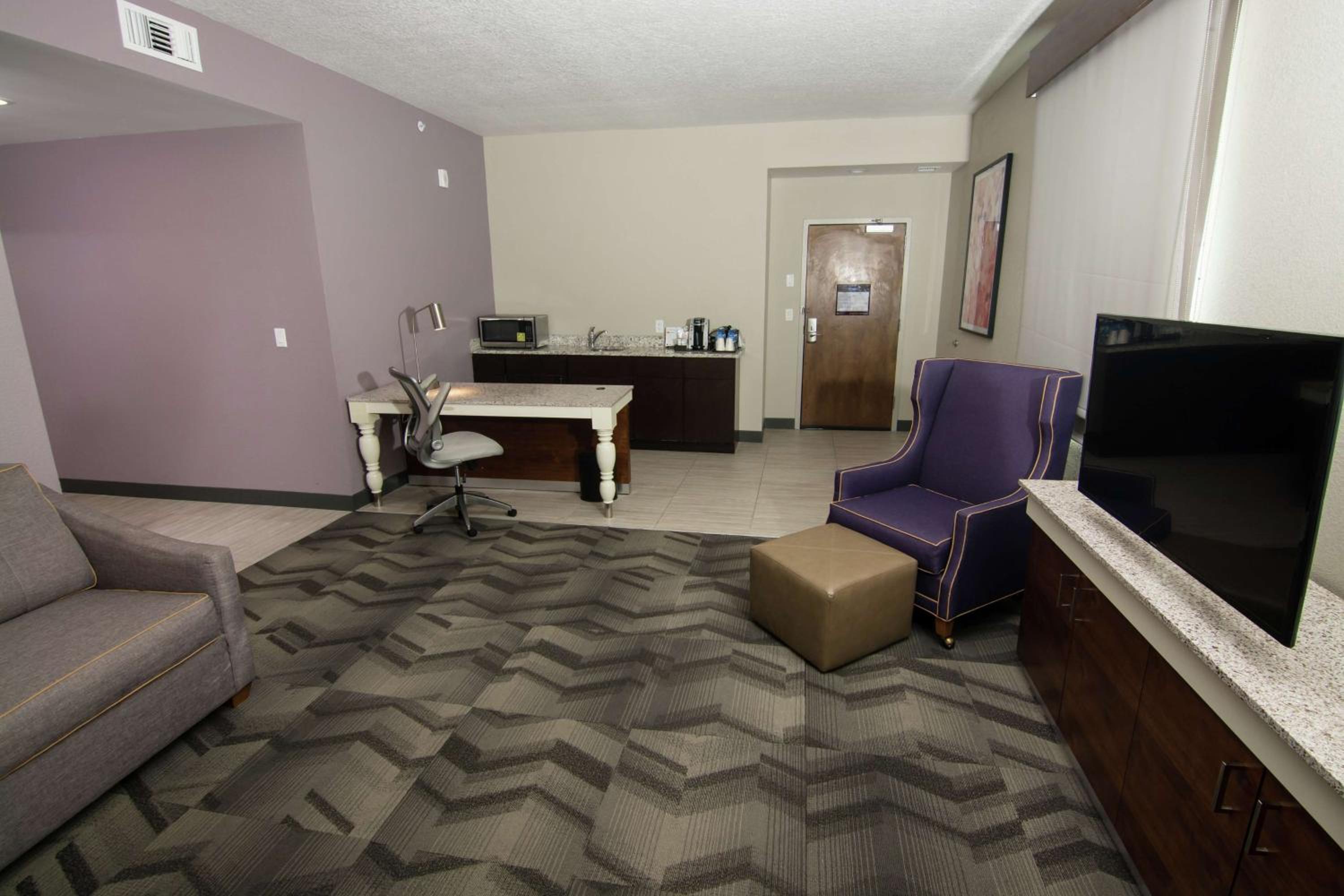 One-Bedroom King Suite with Sofa Bed photo 2