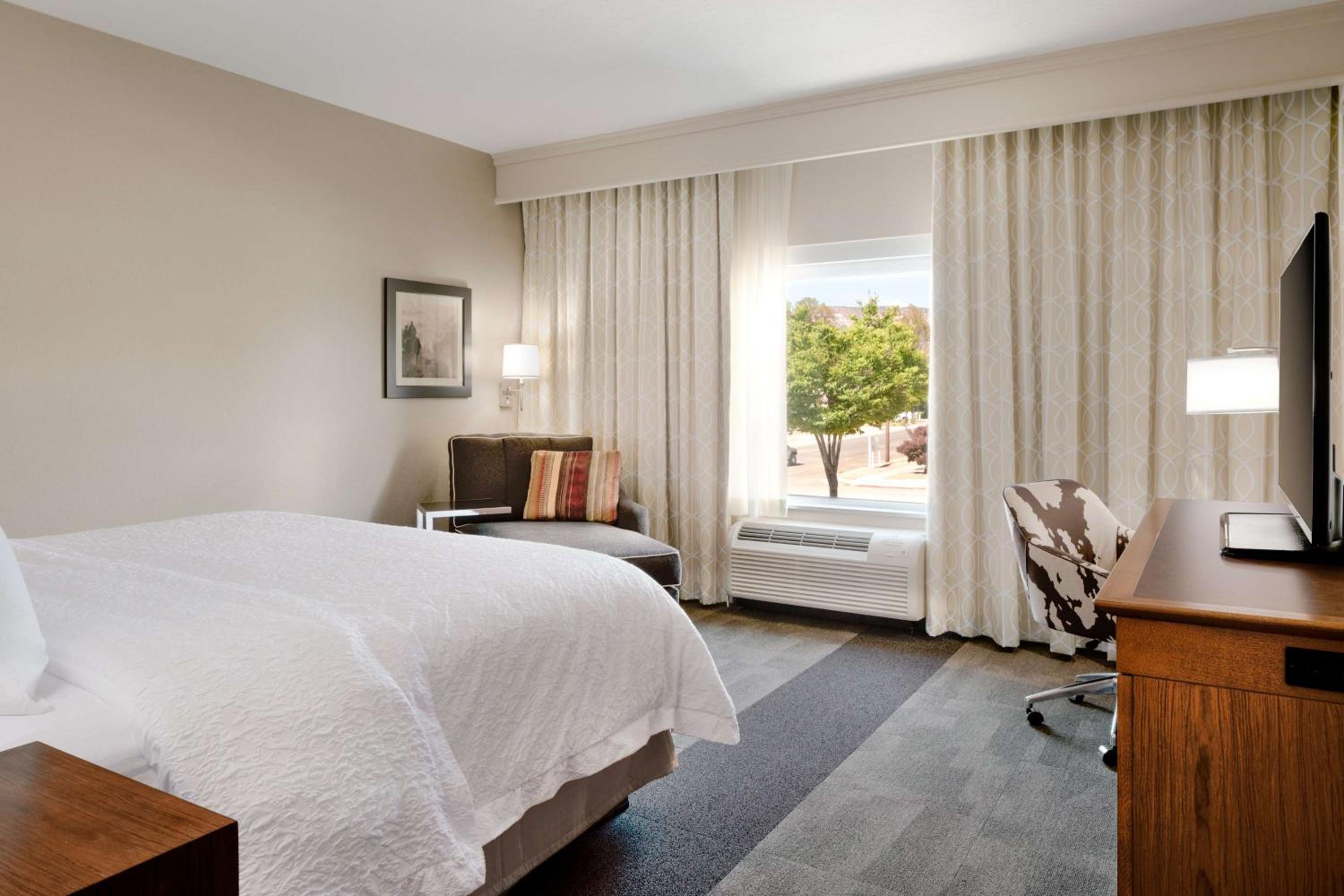 King Room - Hearing Access/Non-Smoking photo 2