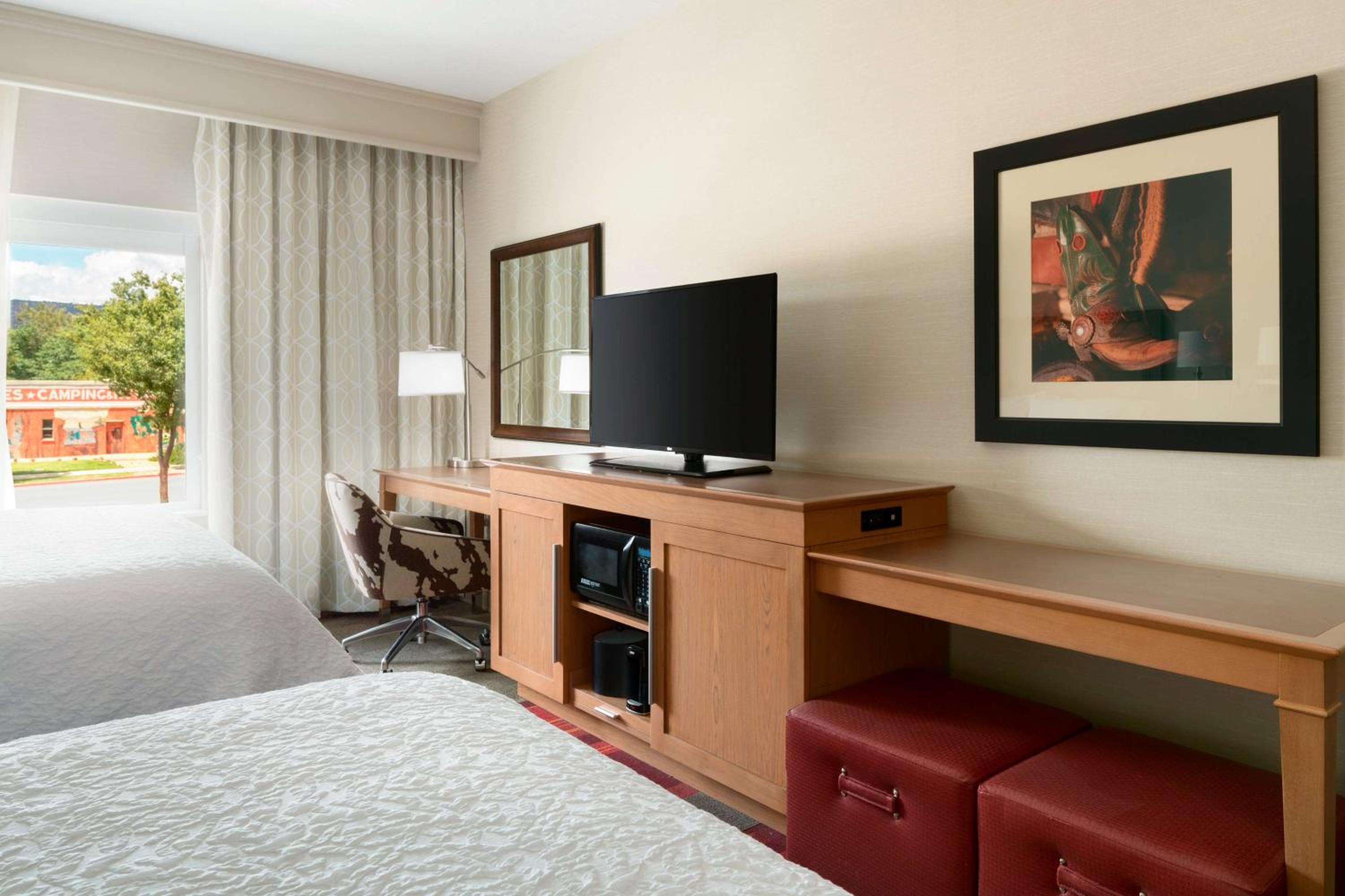 Queen Room with Two Queen Beds (4 Adults) photo 3