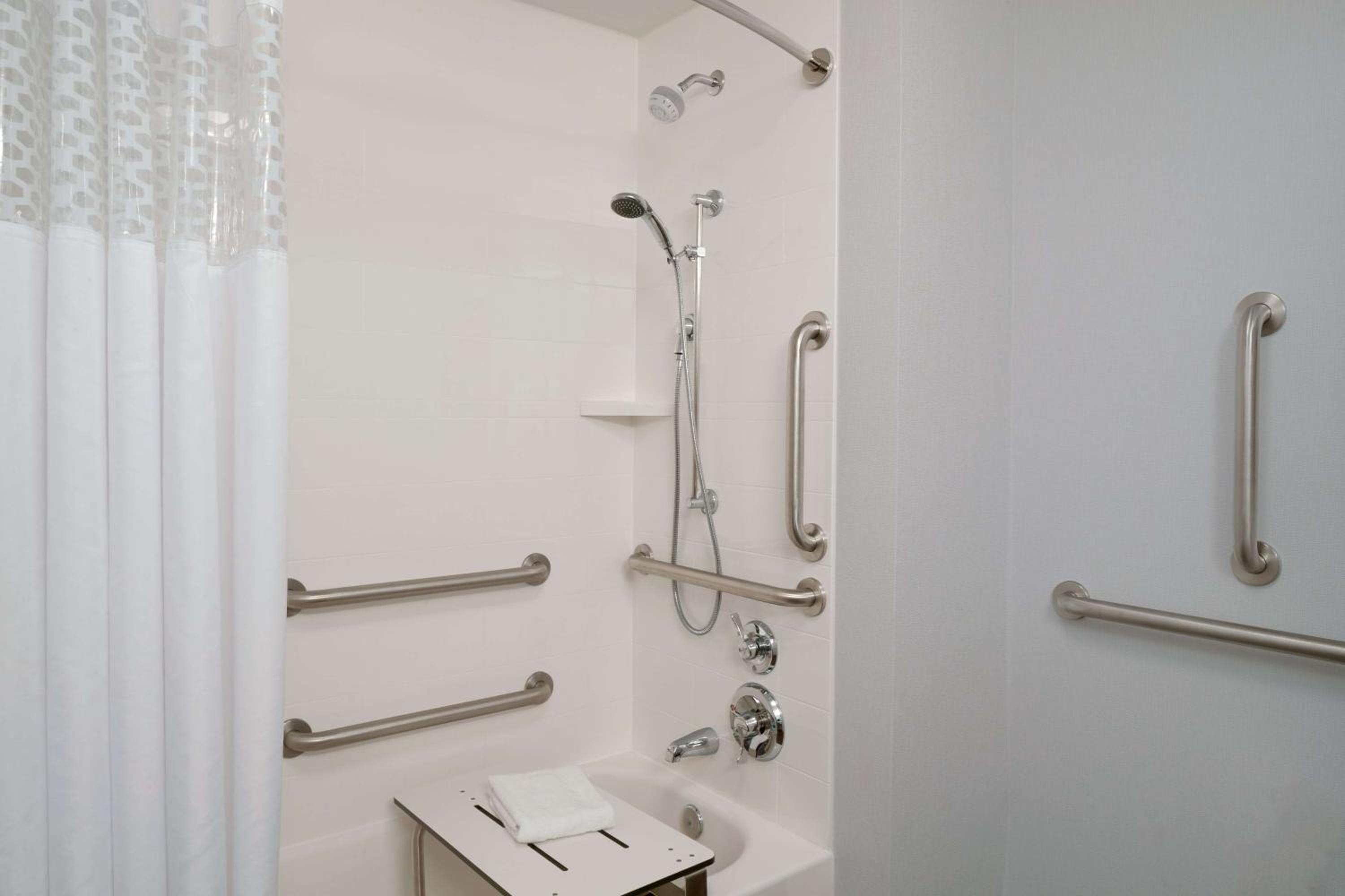 King Room with Accessible Tub - Mobility and Hearing Access/Non-Smoking photo 3