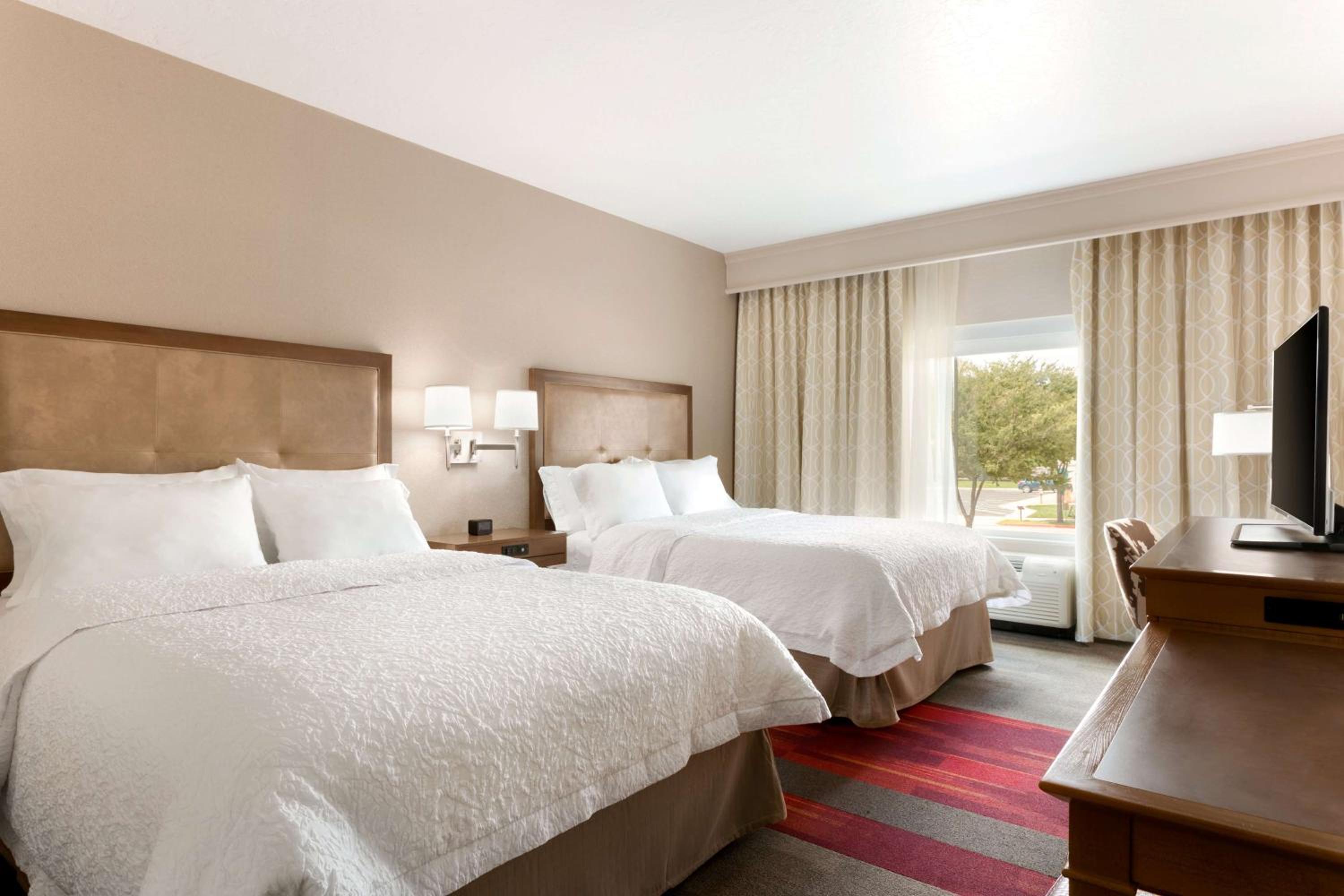 Queen Room with Two Queen Beds (4 Adults) photo 2
