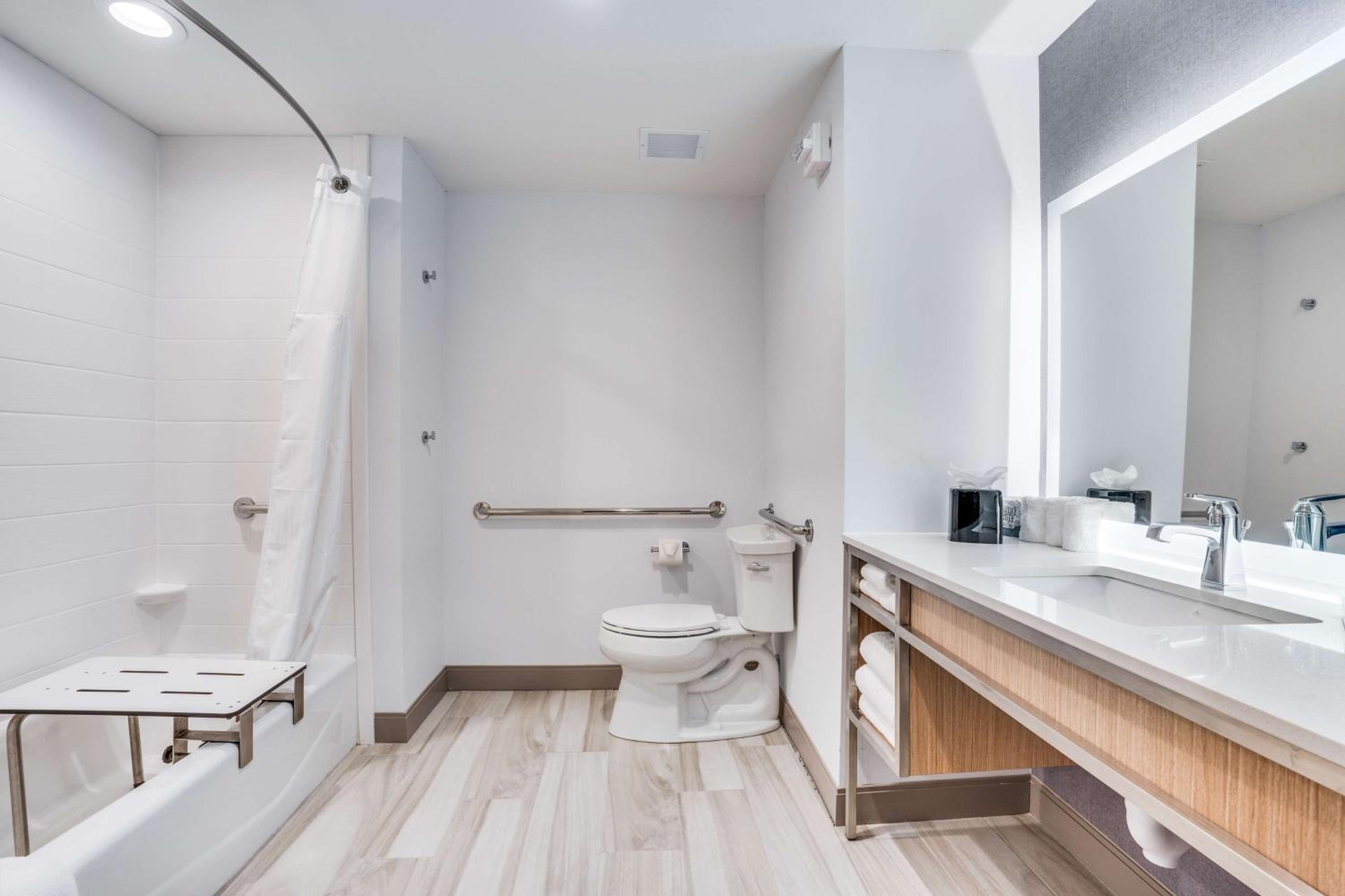 King Room with Accessible Tub - Mobility Access - Photo 4