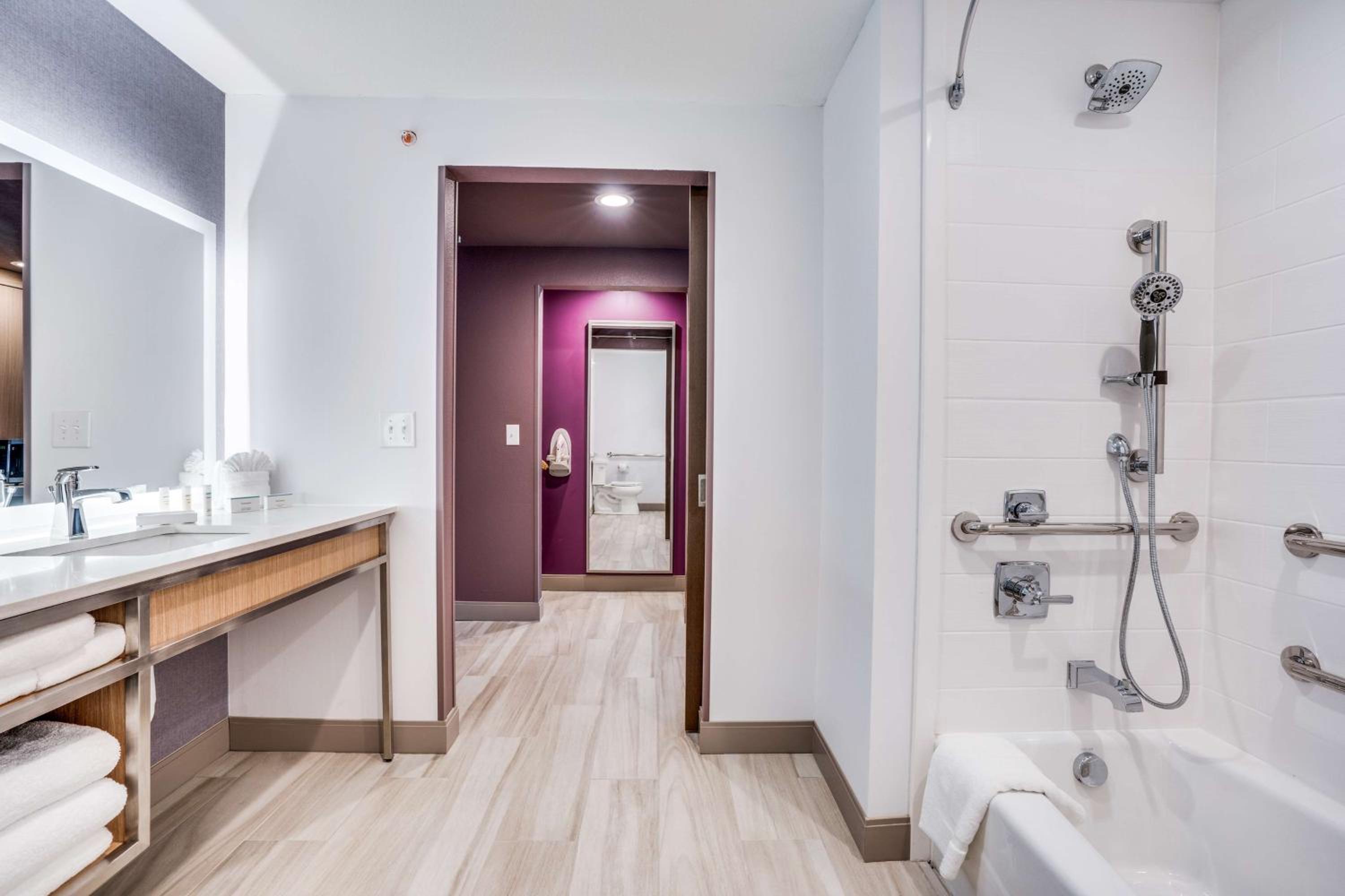 King Room with Accessible Tub - Mobility Access - Photo 3