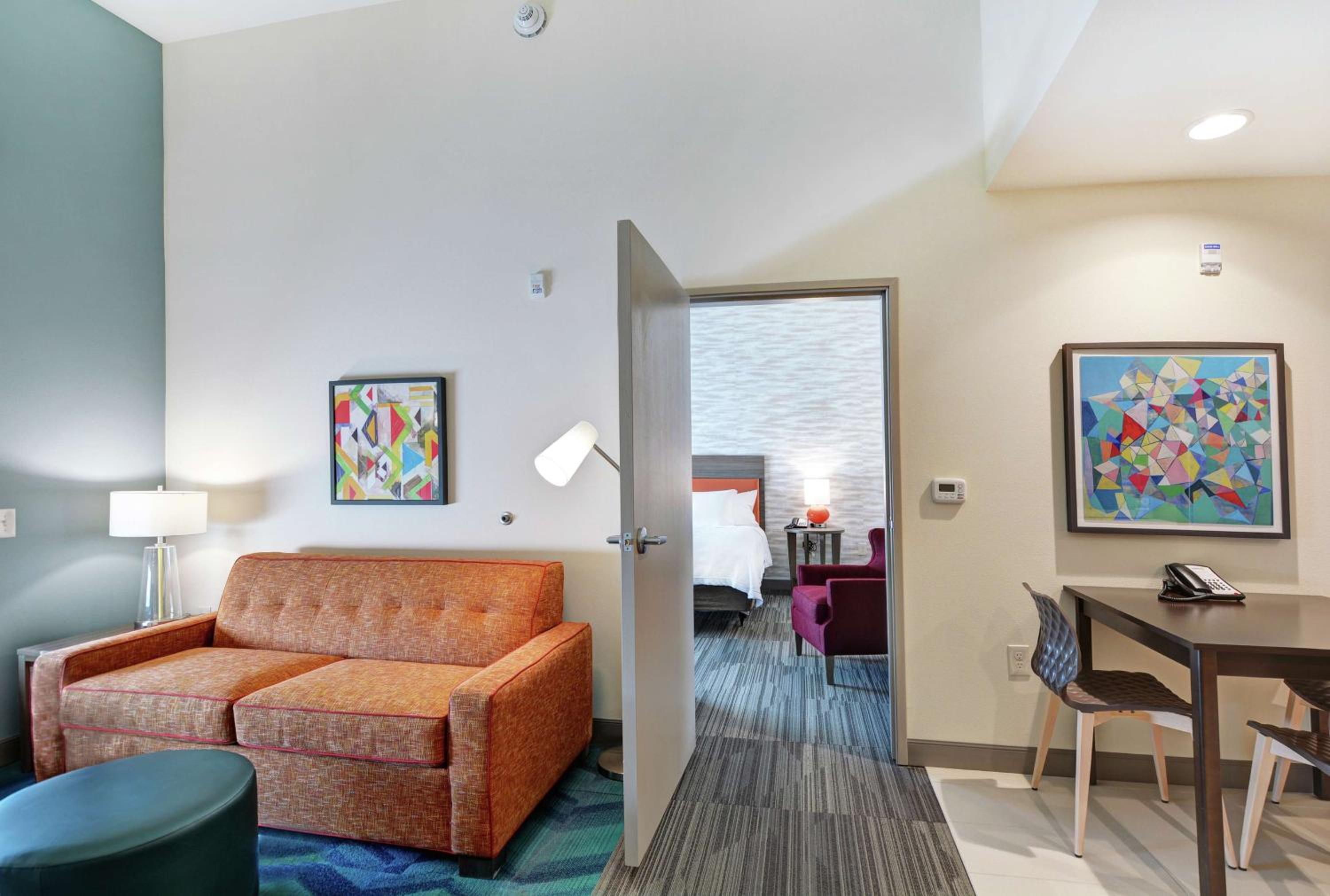 One-Bedroom Queen Suite - Non-Smoking - Photo 6