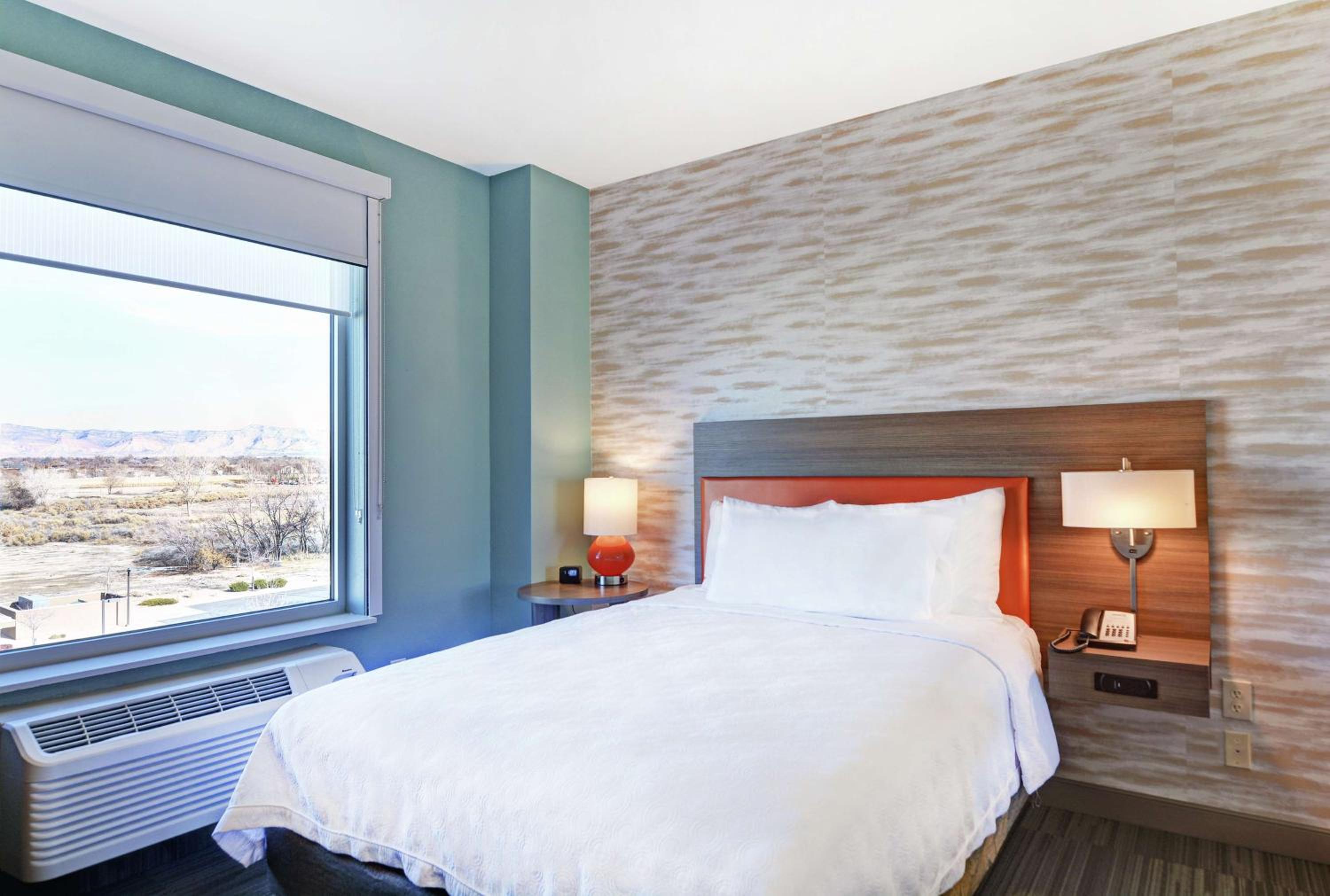 One-Bedroom Queen Suite - Non-Smoking - Photo 2