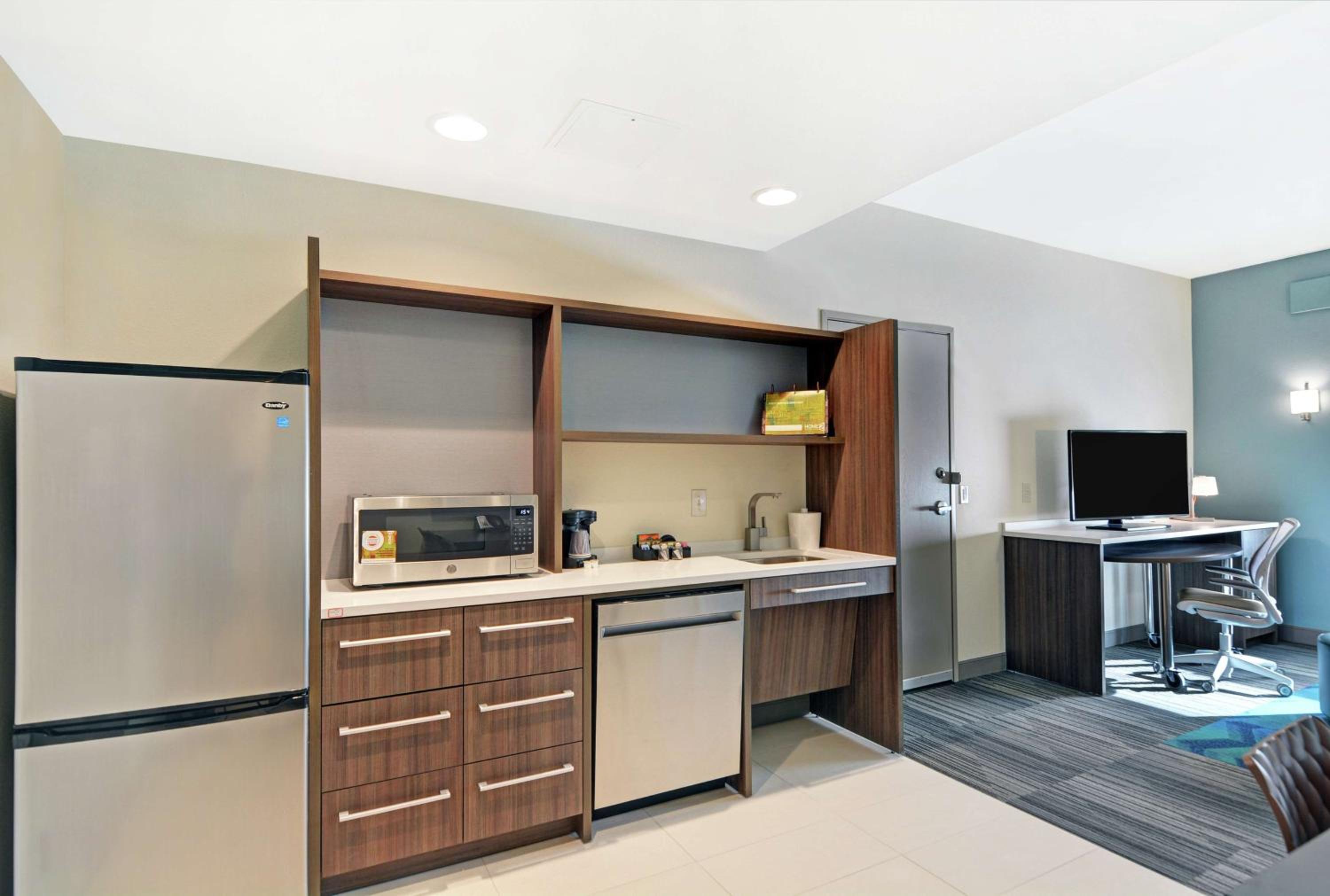 Queen Suite - Mobility and Hearing Access Tub/Non-Smoking - Photo 3