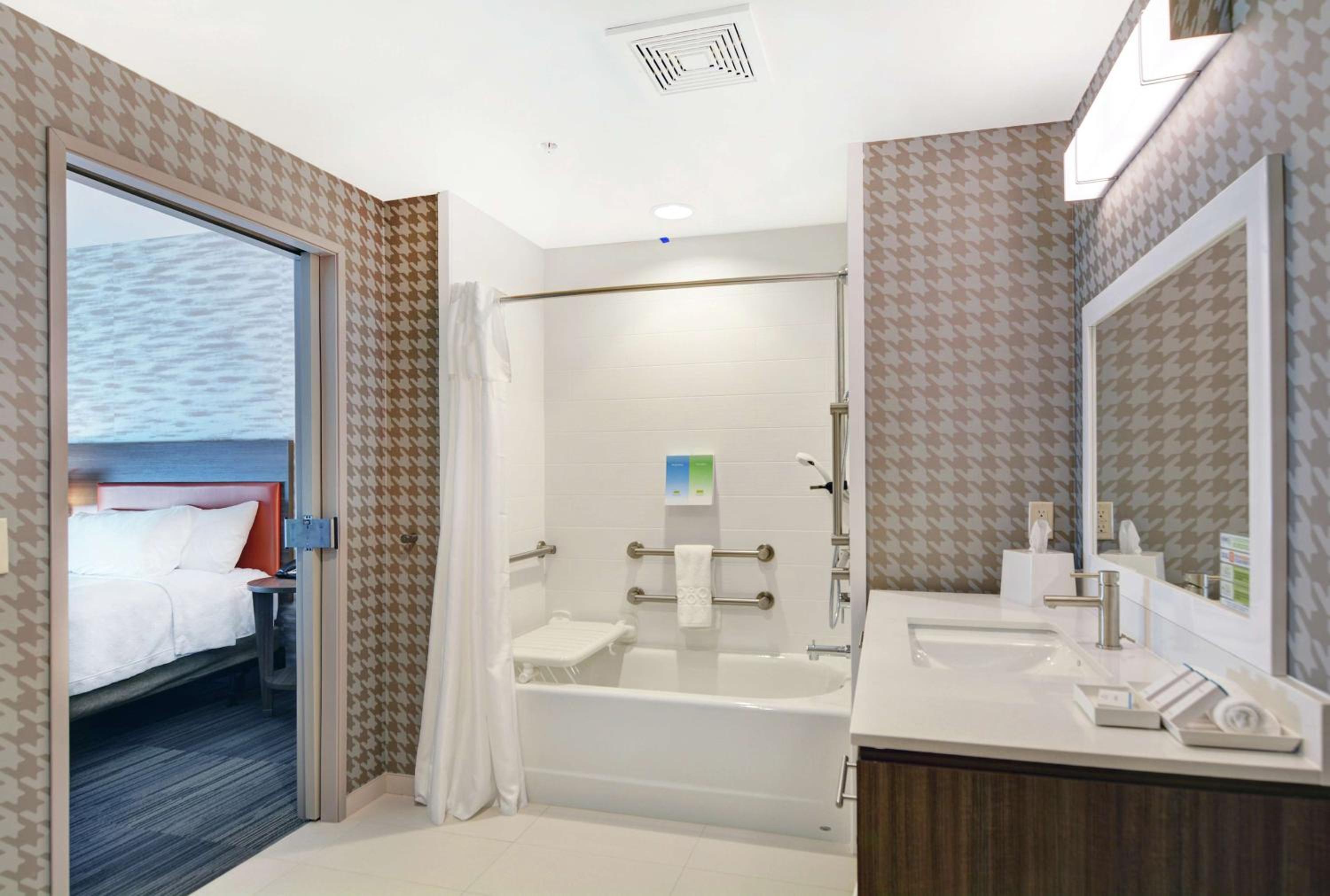 Queen Studio with Two Queen Beds - Mobility and Hearing Access/Non-Smoking - Photo 3