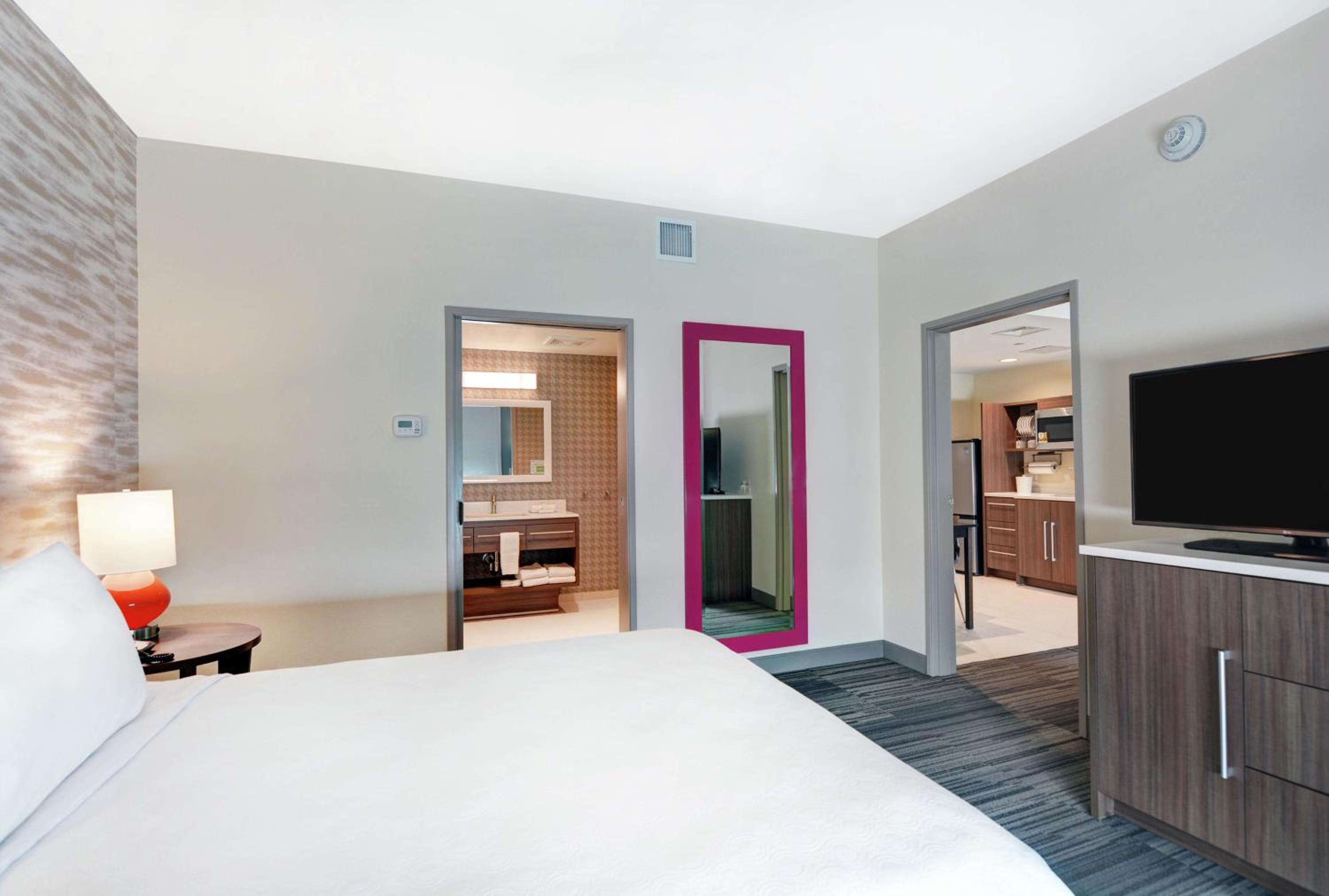 One-Bedroom Queen Suite - Non-Smoking - Photo 1