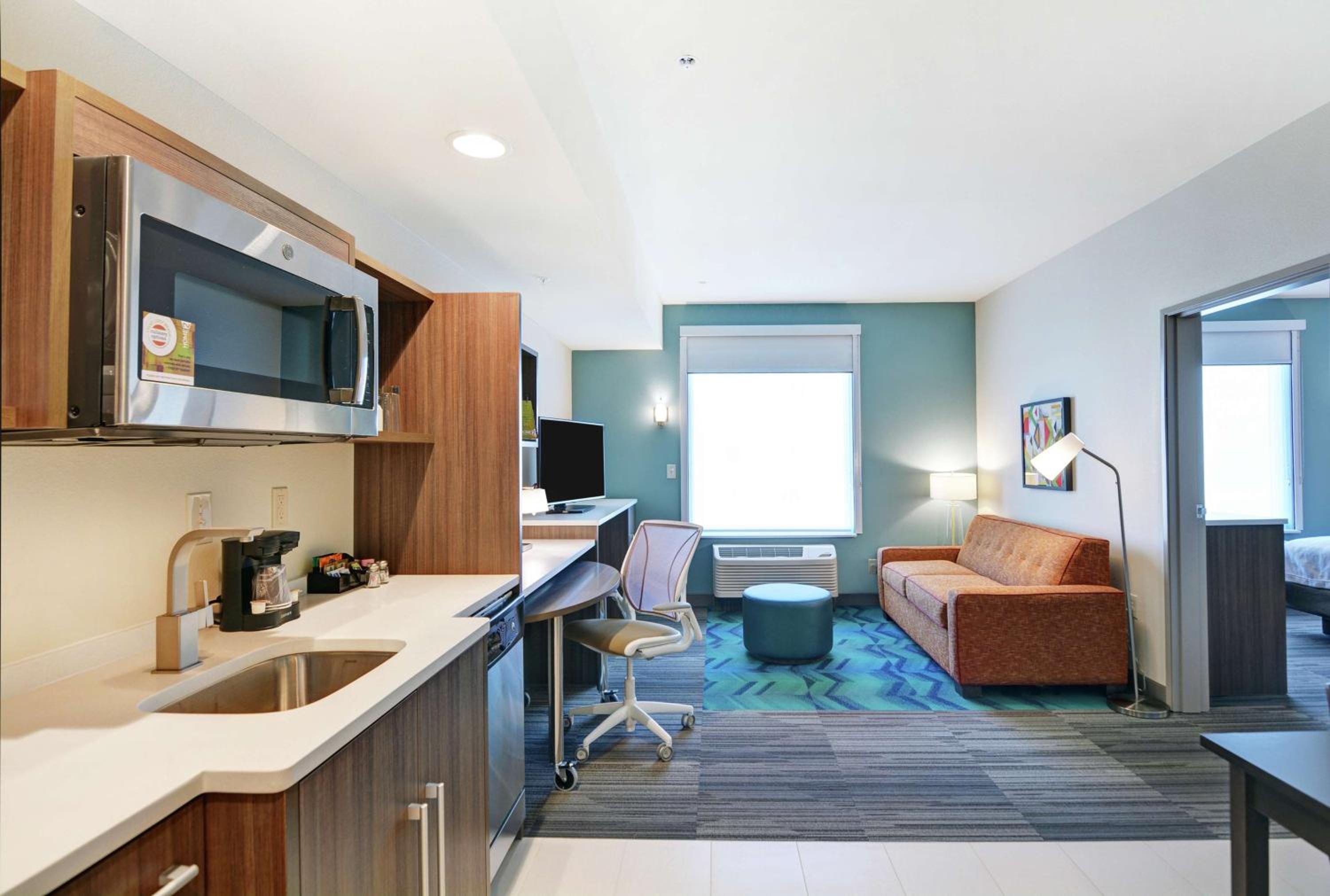 One-Bedroom Queen Suite - Non-Smoking - Photo 4