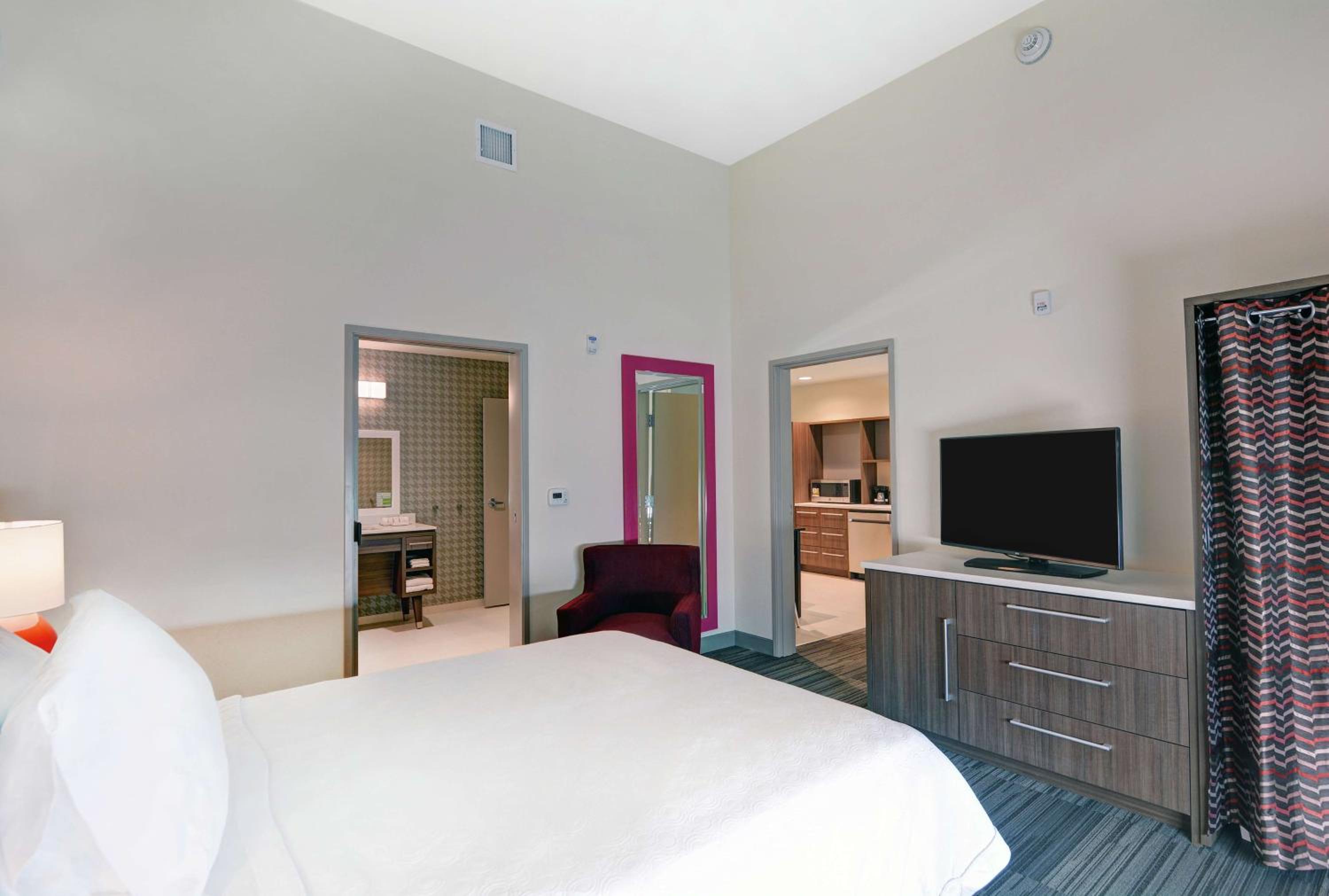 Queen Suite - Mobility and Hearing Access Tub/Non-Smoking - Photo 1