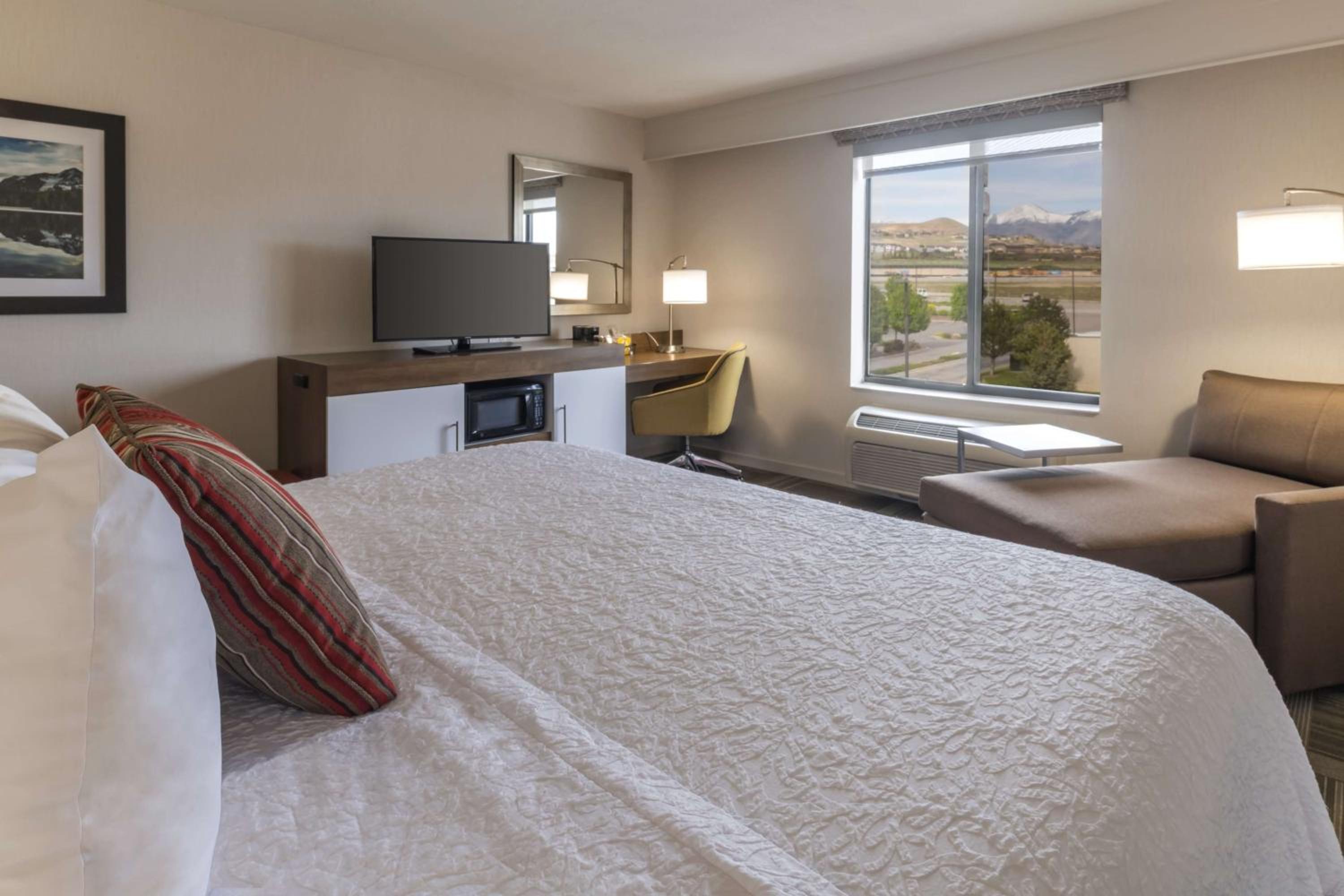 King Room with King Bed - Non-Smoking - Photo 1