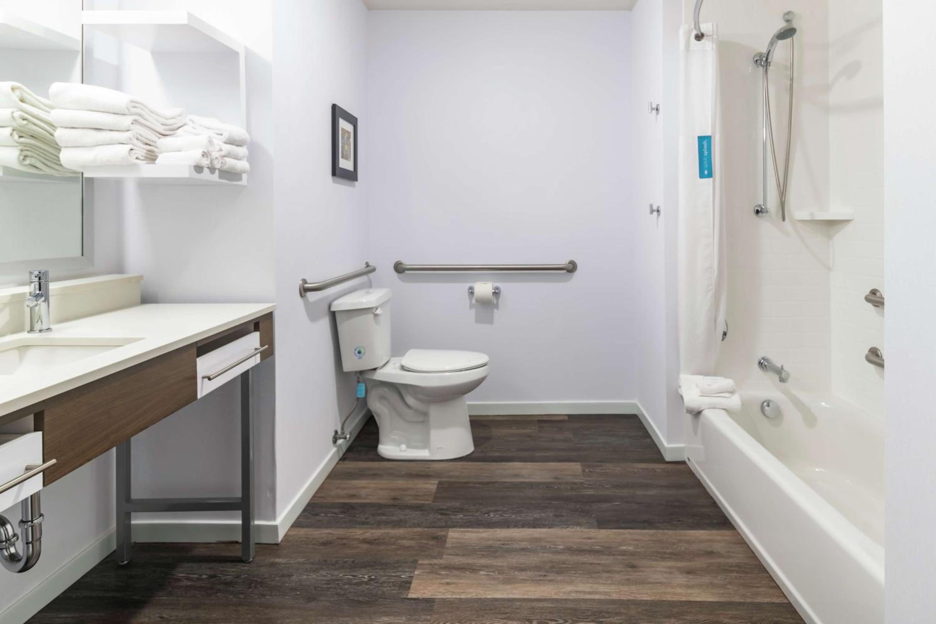 King Room with Accessible Tub - Mobility and Hearing Access/Non-Smoking - Photo 2
