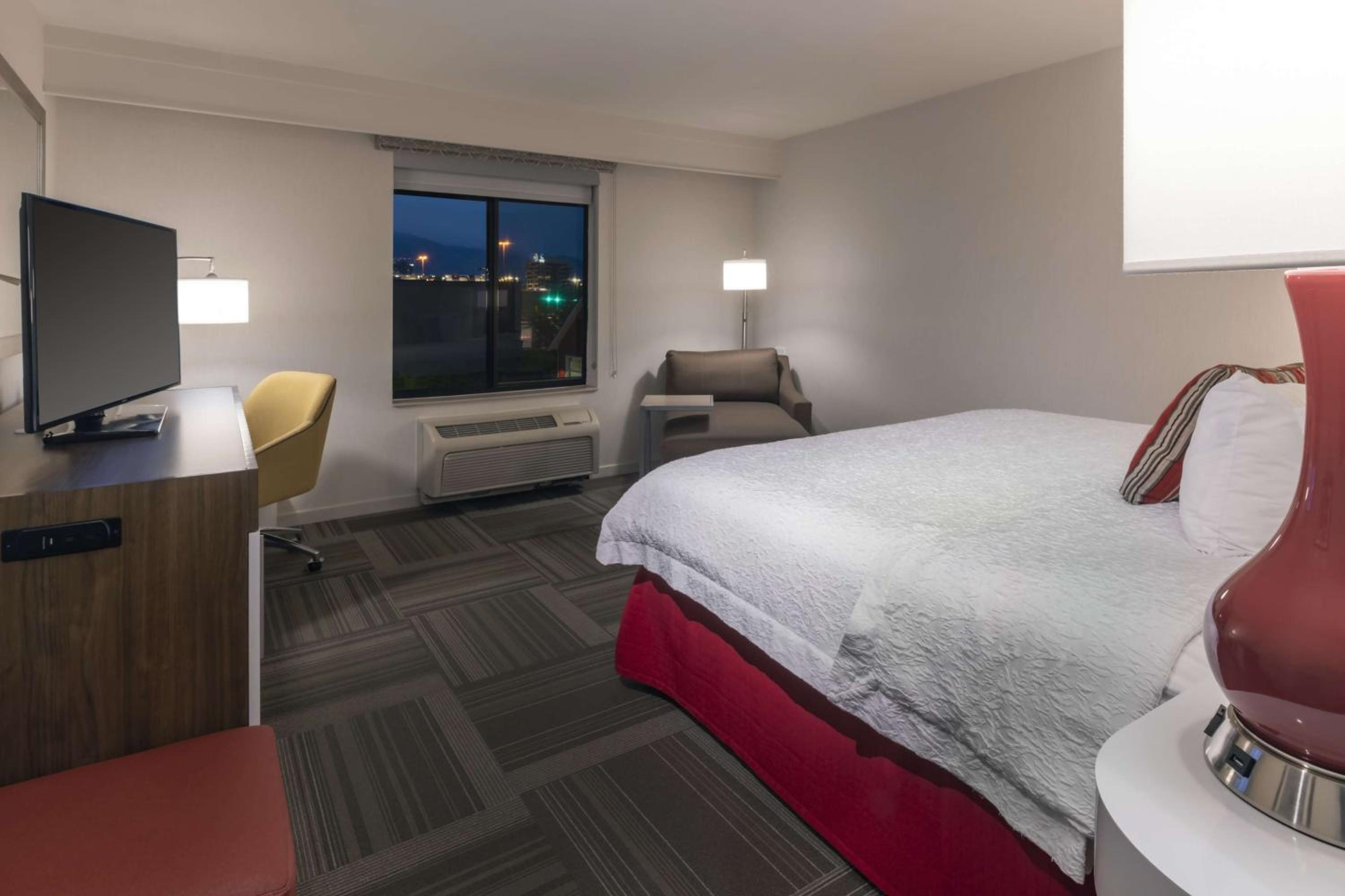 King Room with King Bed - Non-Smoking - Photo 3