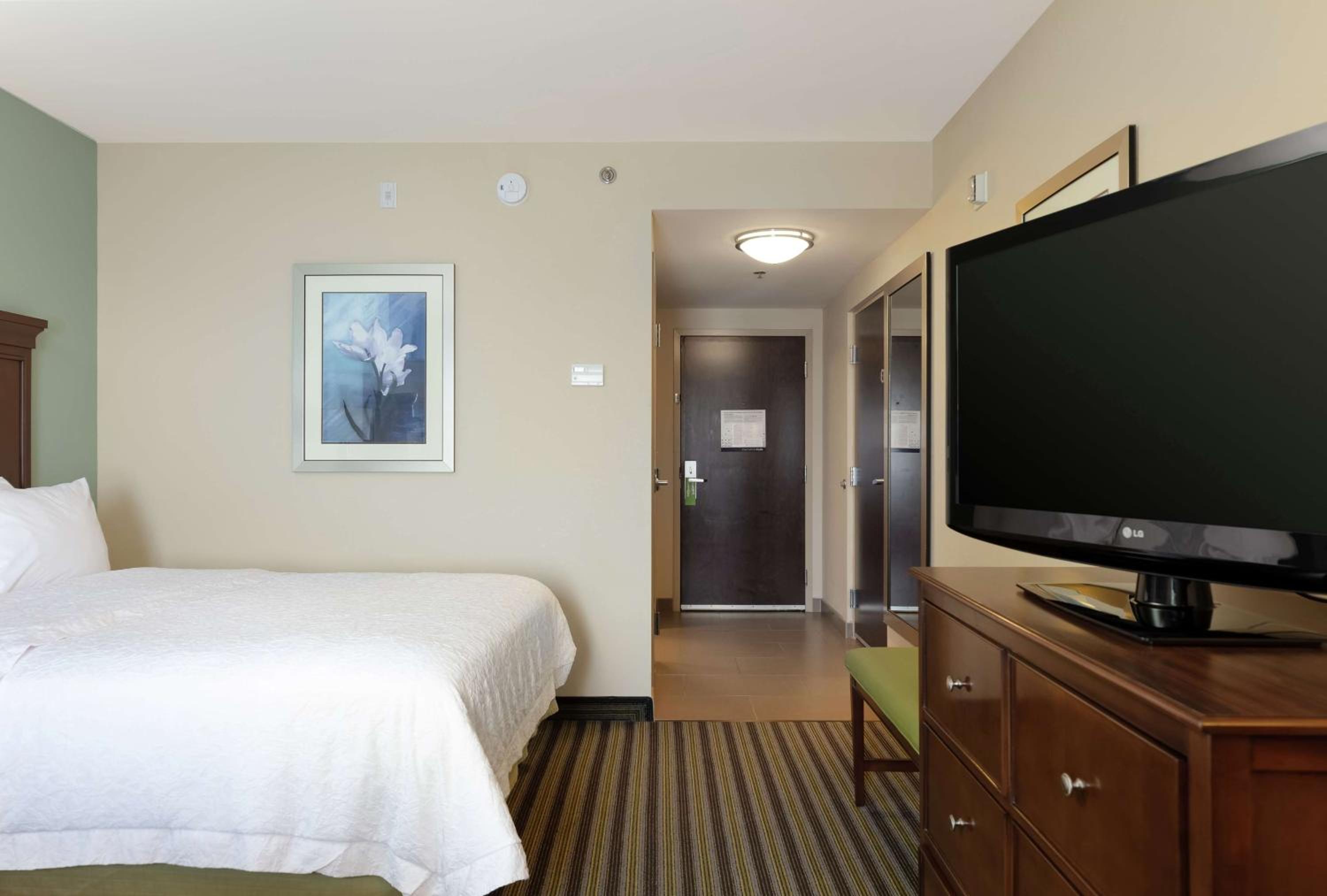 Room with Two Queen Beds - Non-Smoking photo 3