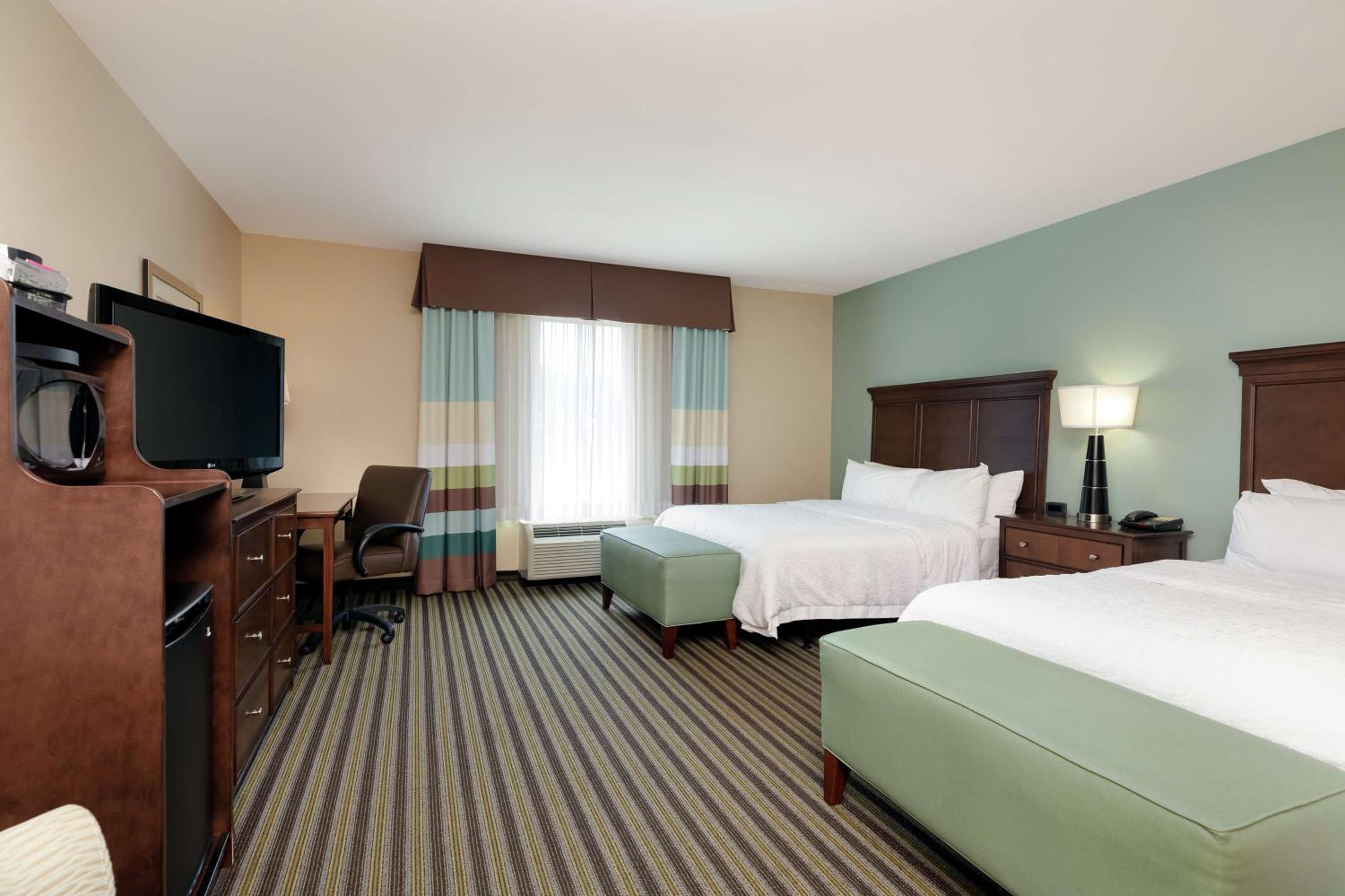 Queen Room with Two Queen Beds - Mobility and Hearing Access/Non-Smoking photo 2