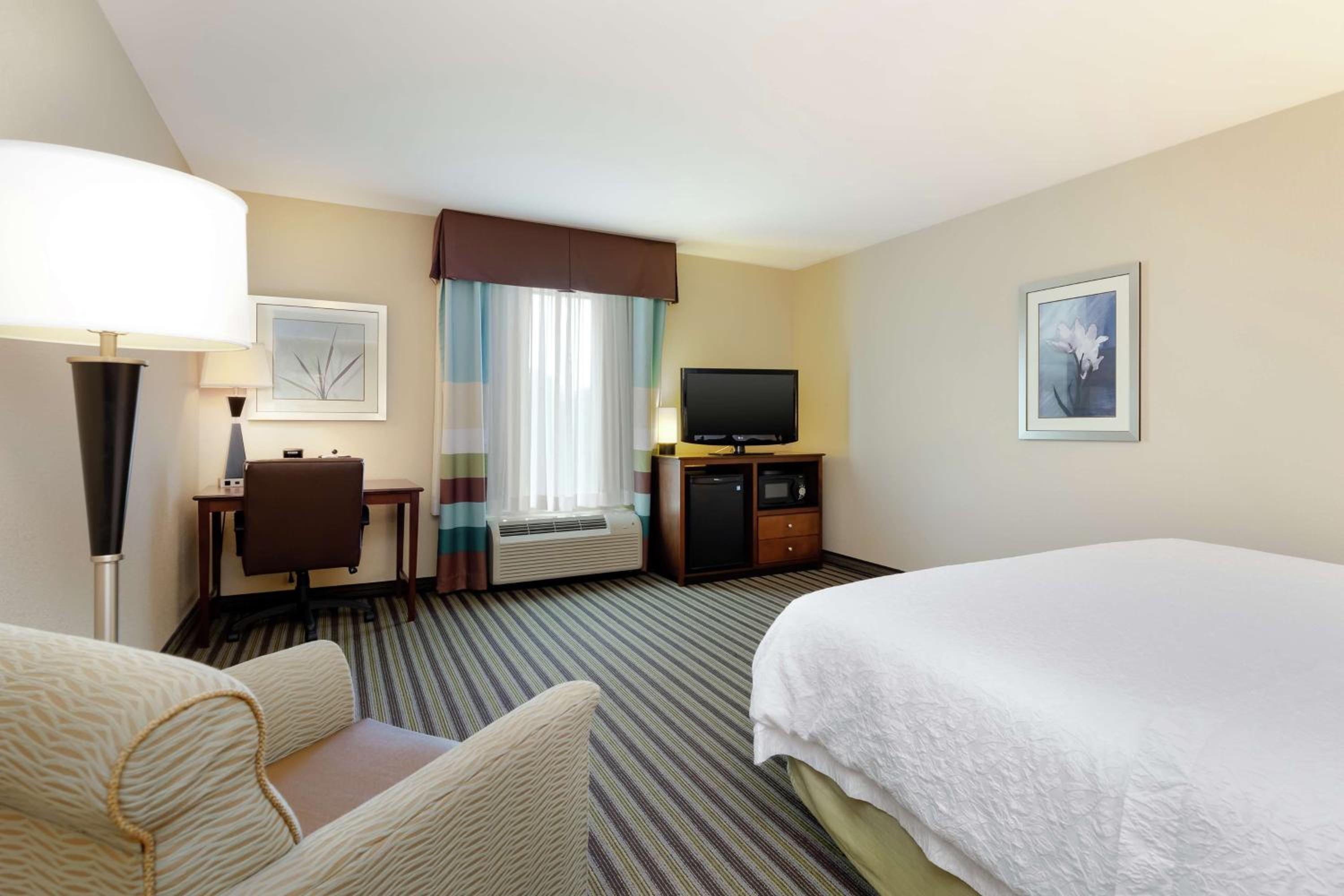 King Room with King Bed - Non-Smoking photo 3