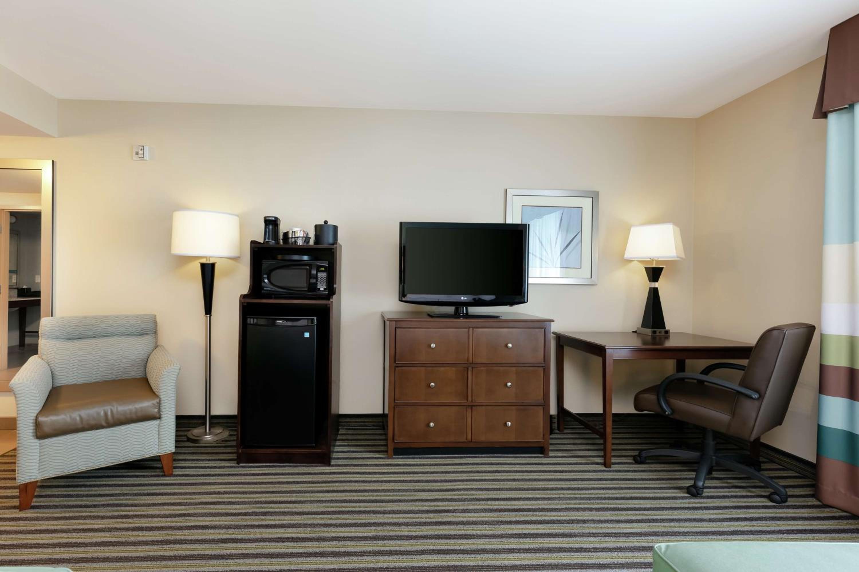 Queen Room with Two Queen Beds - Mobility and Hearing Access/Non-Smoking photo 3