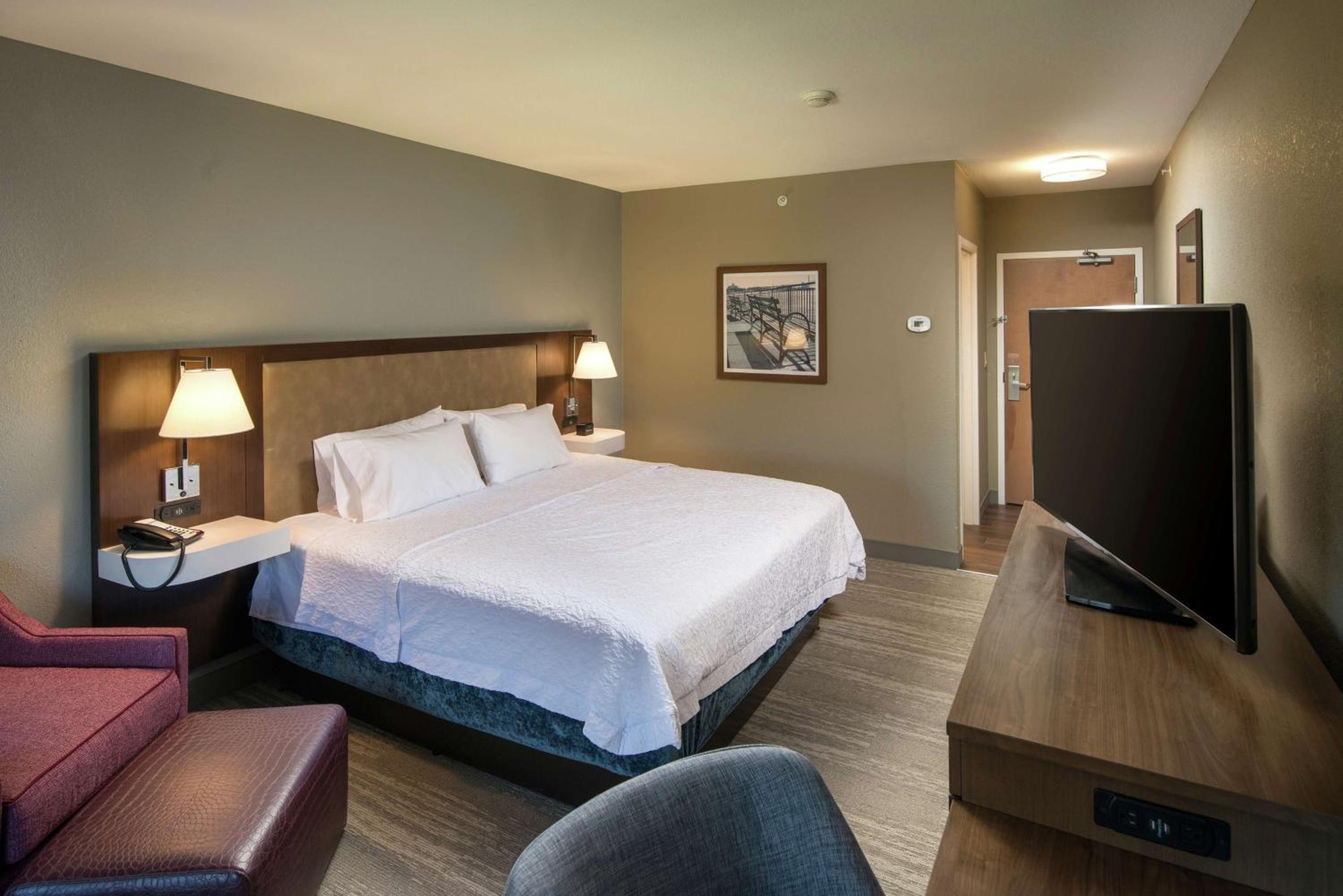 King Room with King Bed - Non-Smoking - Photo 2